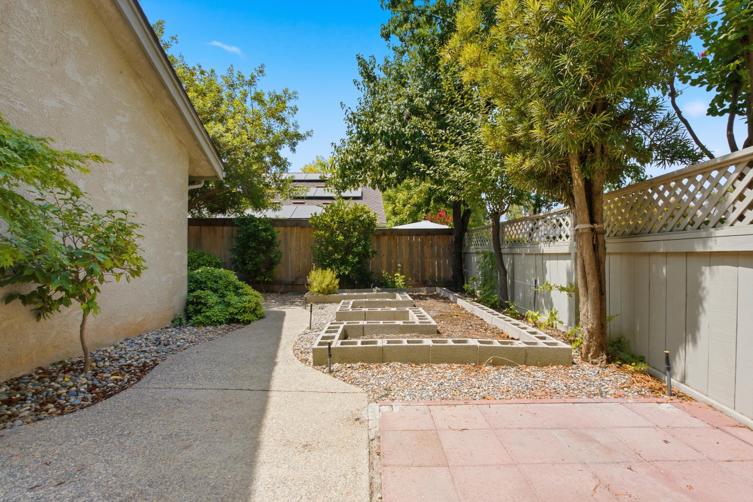 9126 N Stoneridge Ln, Fresno, CA 93720