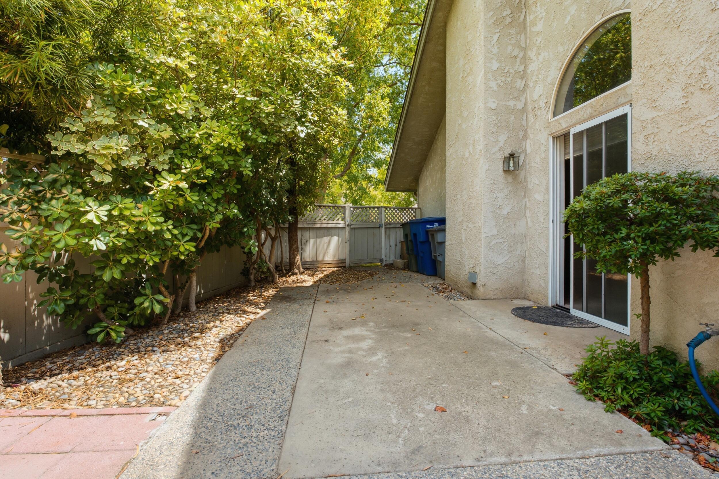9126 N Stoneridge Ln, Fresno, CA 93720