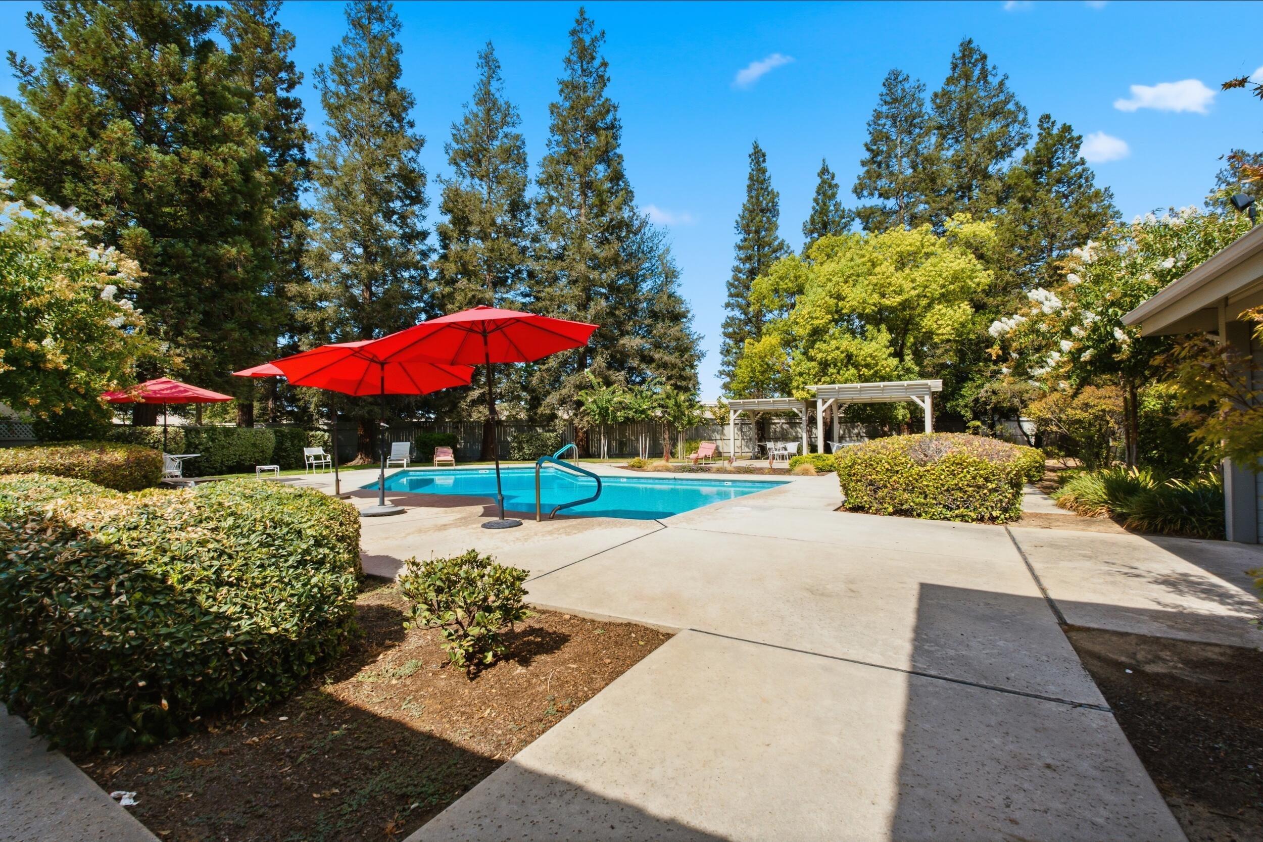 9126 N Stoneridge Ln, Fresno, CA 93720