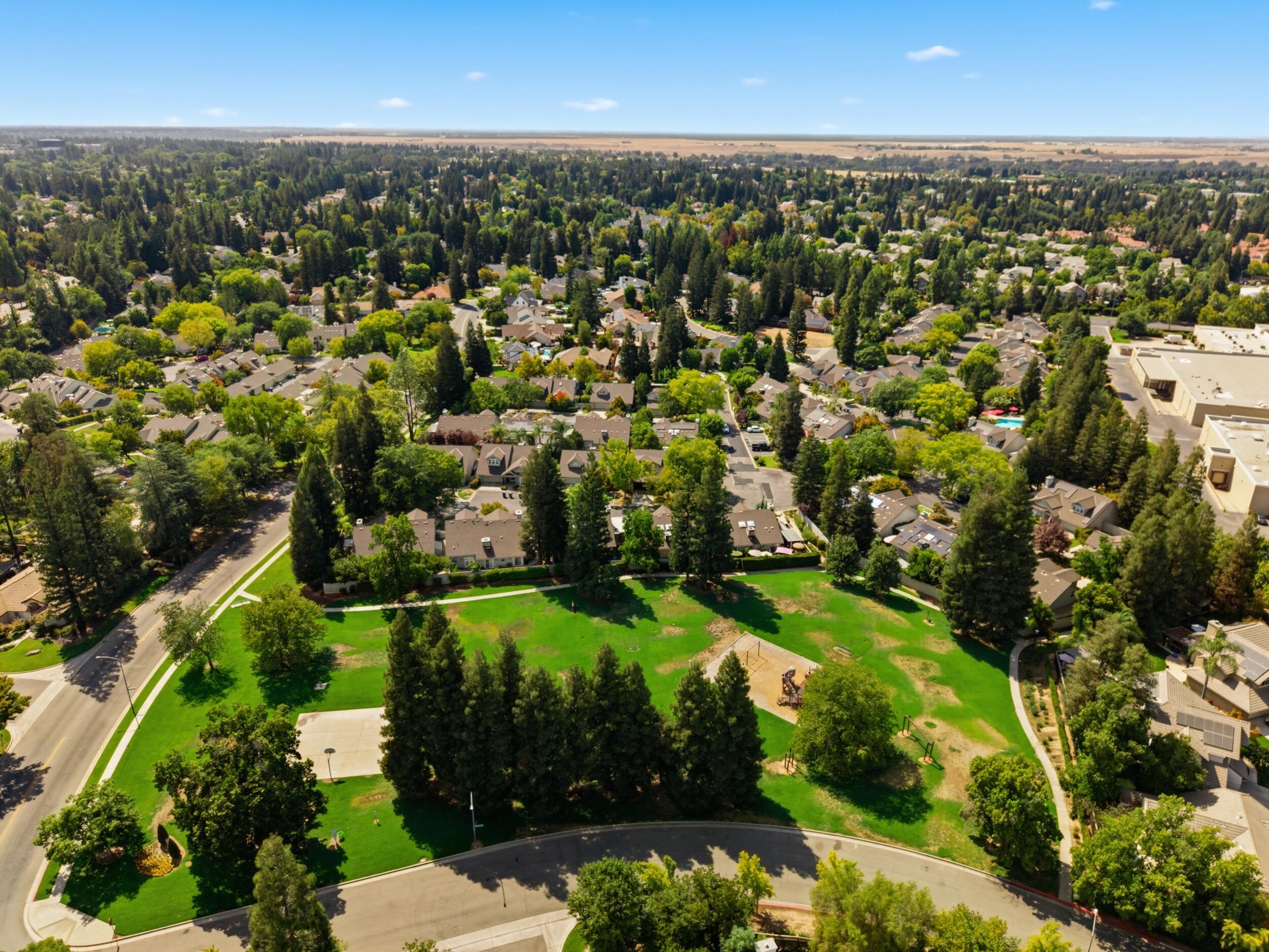 9126 N Stoneridge Ln, Fresno, CA 93720
