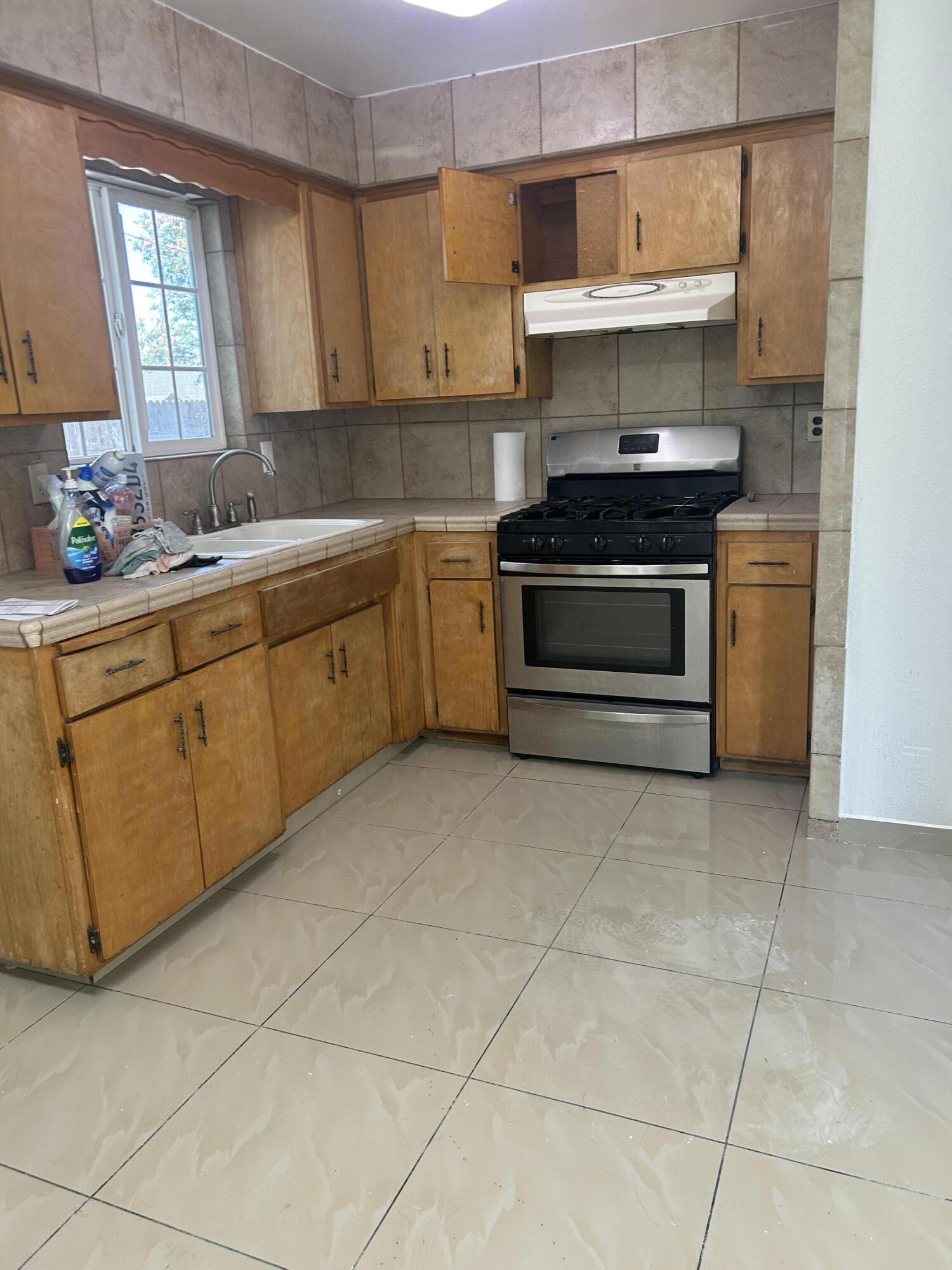 353 Holly St, Woodlake, CA 93286