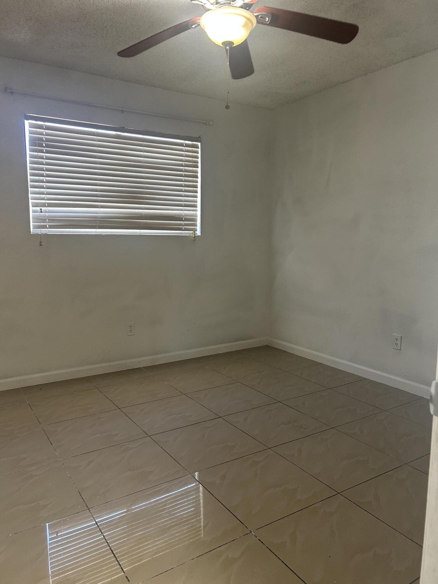 353 Holly St, Woodlake, CA 93286
