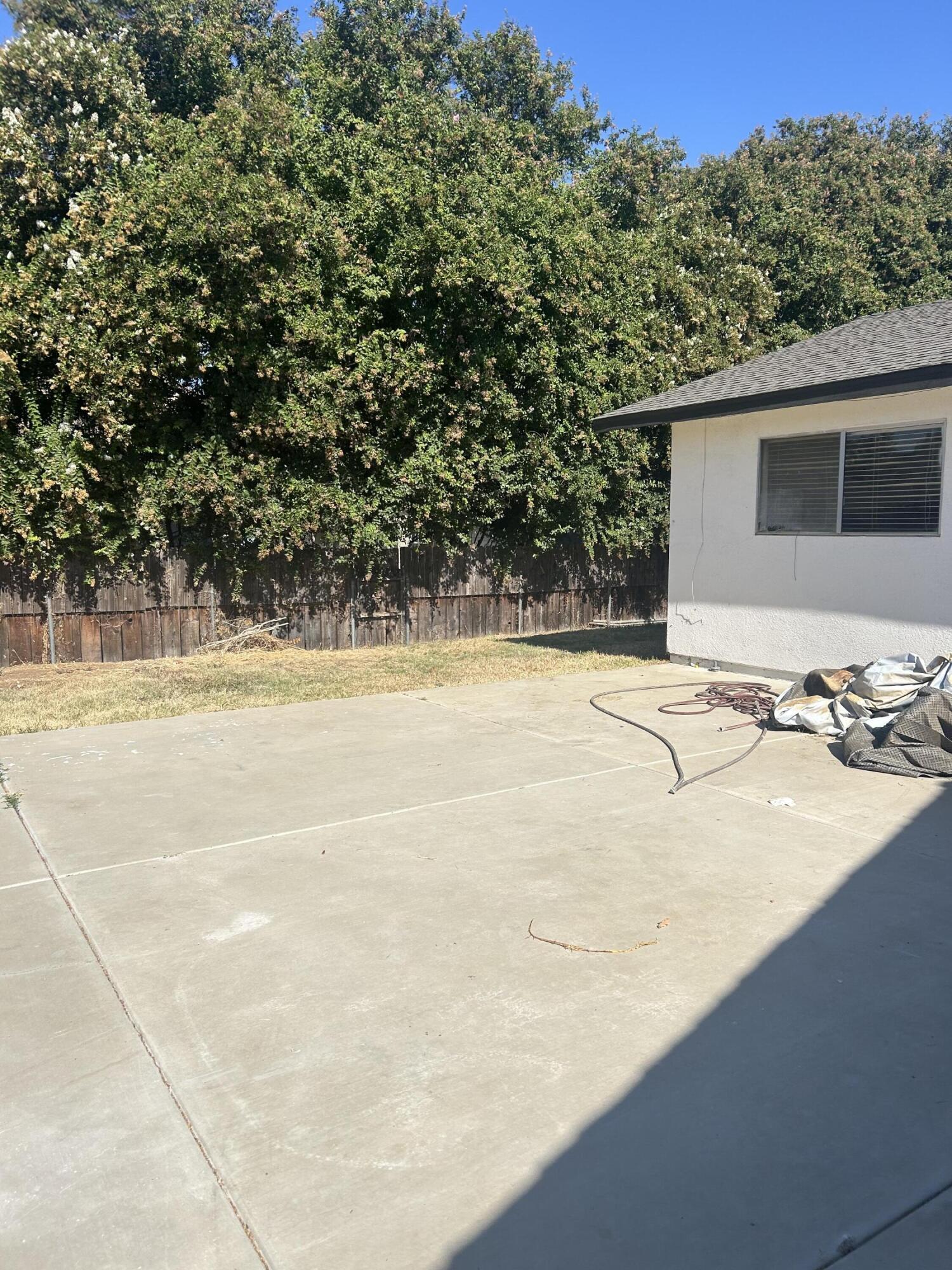 353 Holly St, Woodlake, CA 93286