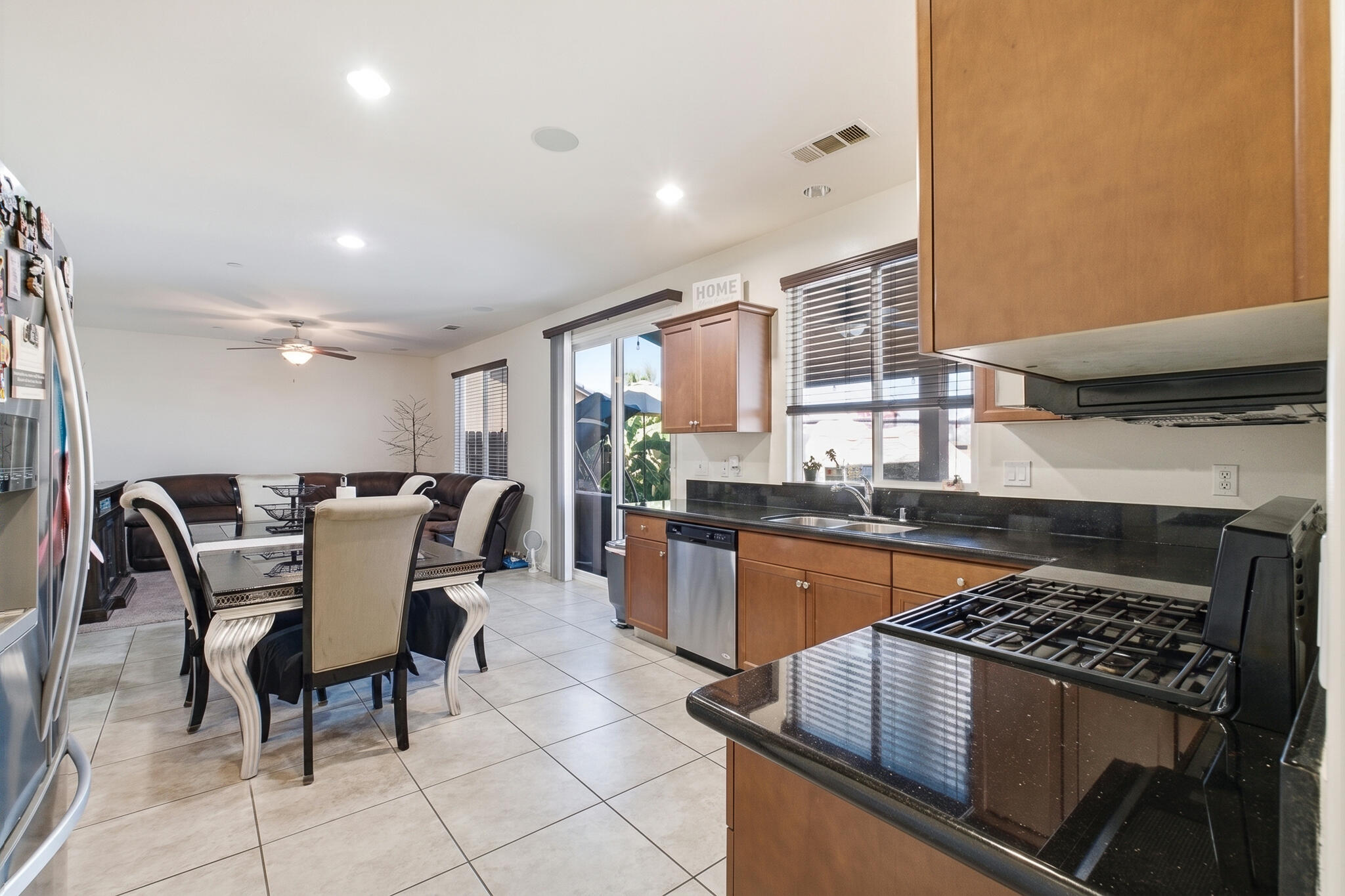 2838 S Oakhurst Ct, Visalia, CA 93292
