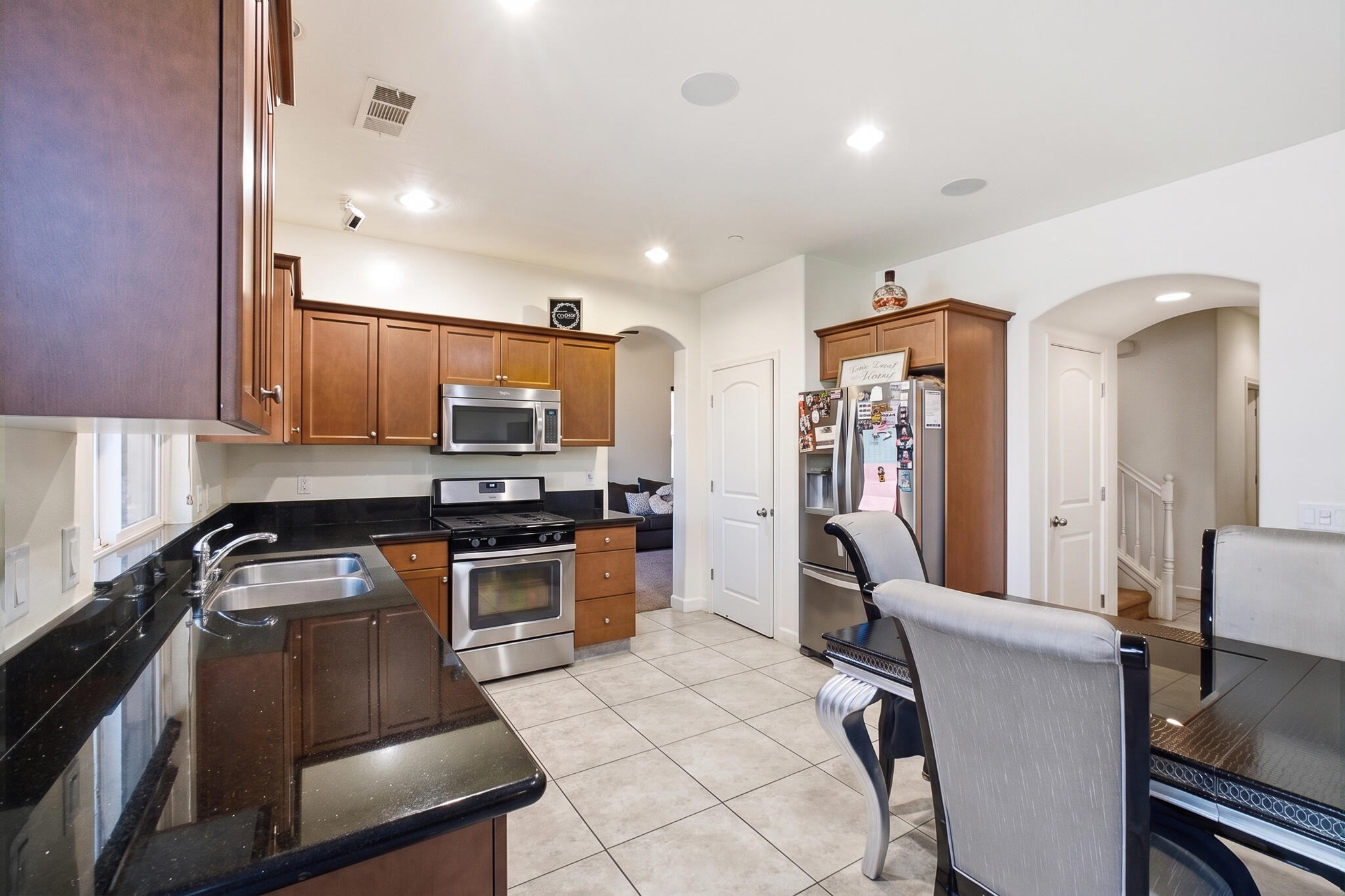 2838 S Oakhurst Ct, Visalia, CA 93292