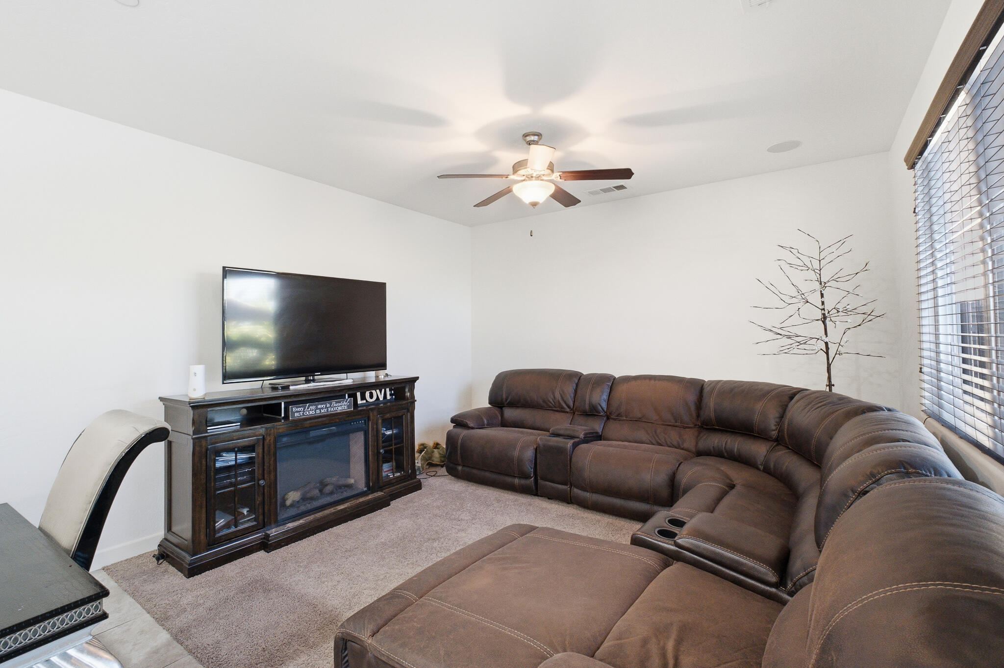 2838 S Oakhurst Ct, Visalia, CA 93292