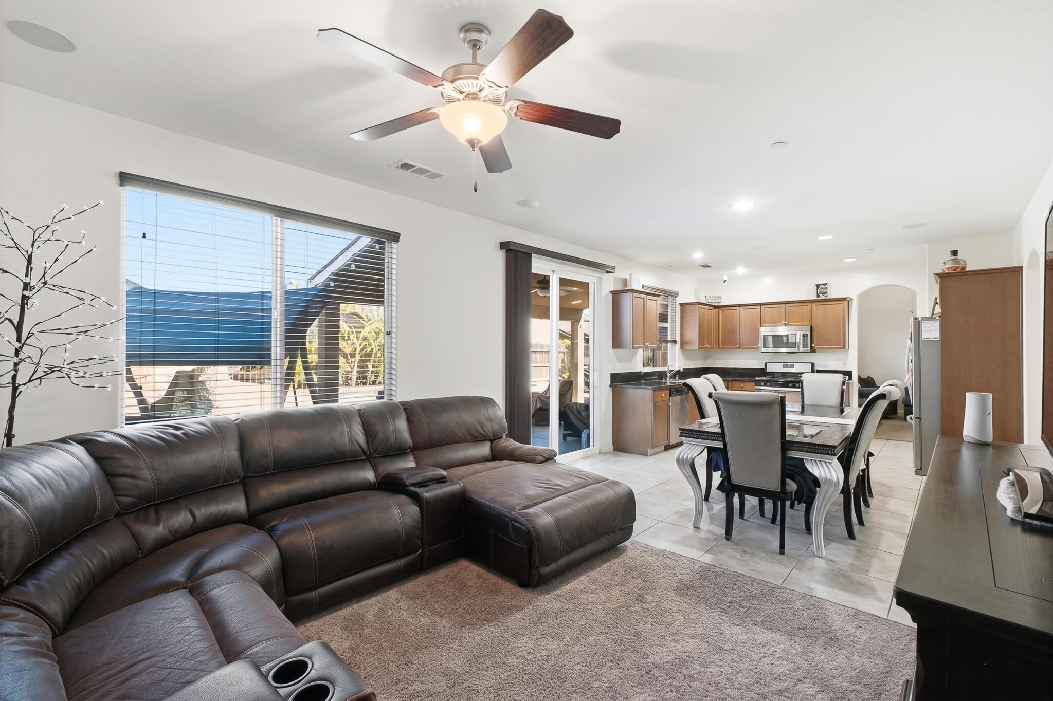 2838 S Oakhurst Ct, Visalia, CA 93292