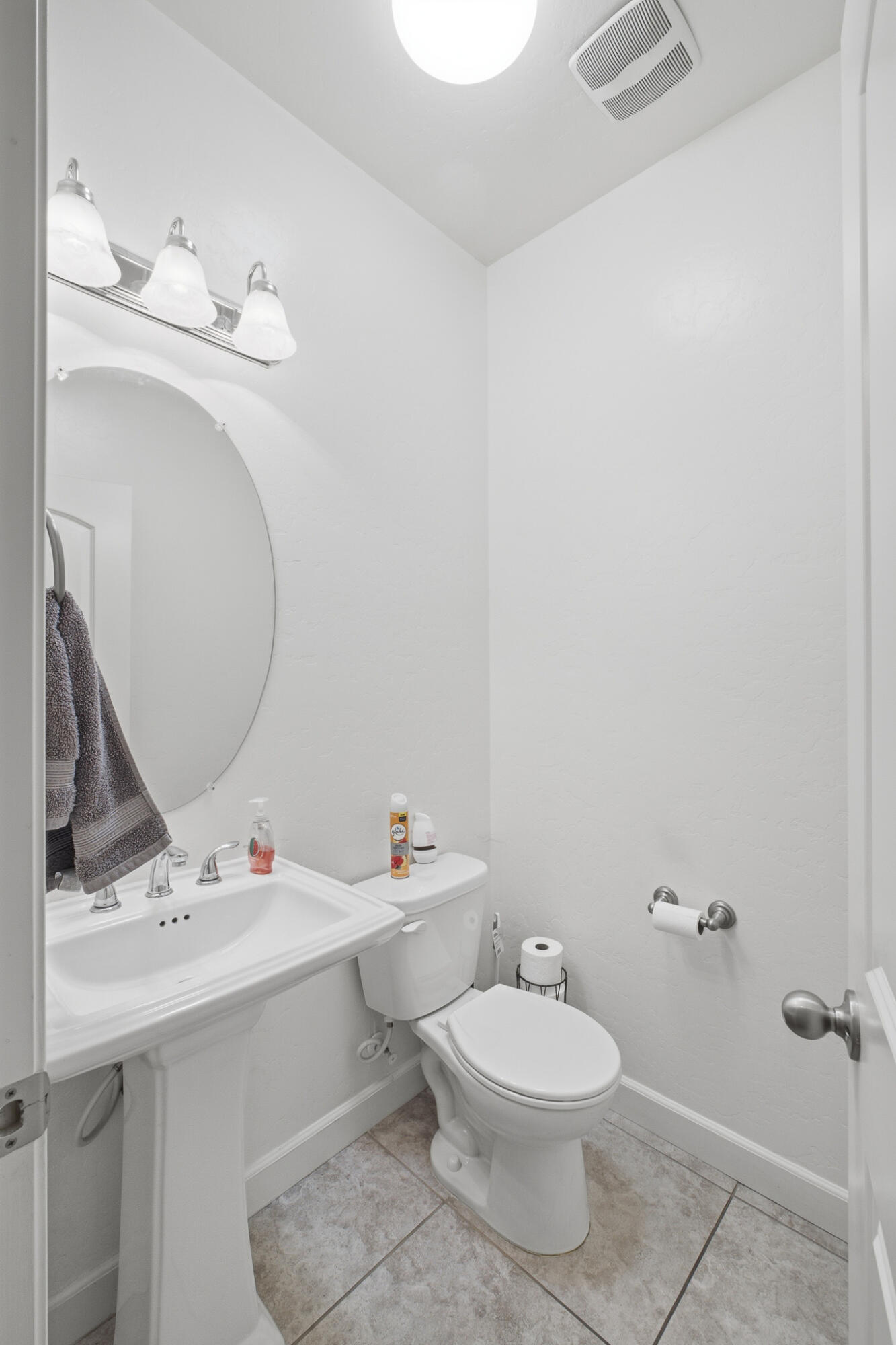 2838 S Oakhurst Ct, Visalia, CA 93292
