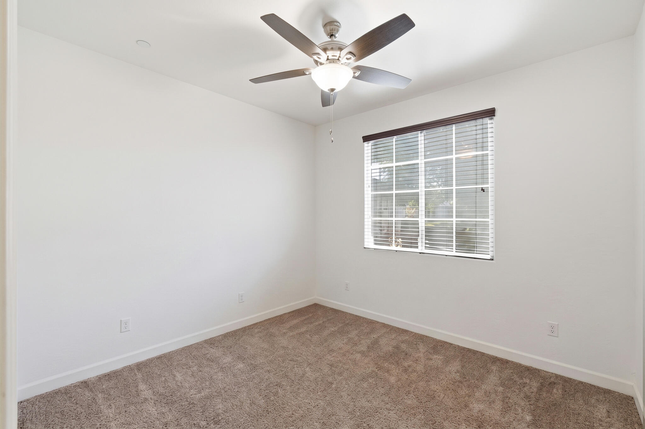 2838 S Oakhurst Ct, Visalia, CA 93292