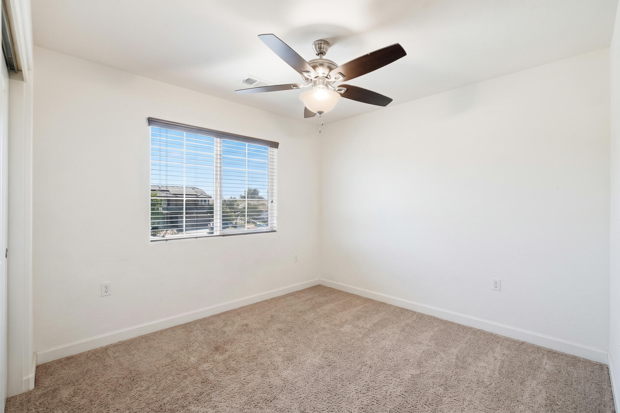 2838 S Oakhurst Ct, Visalia, CA 93292