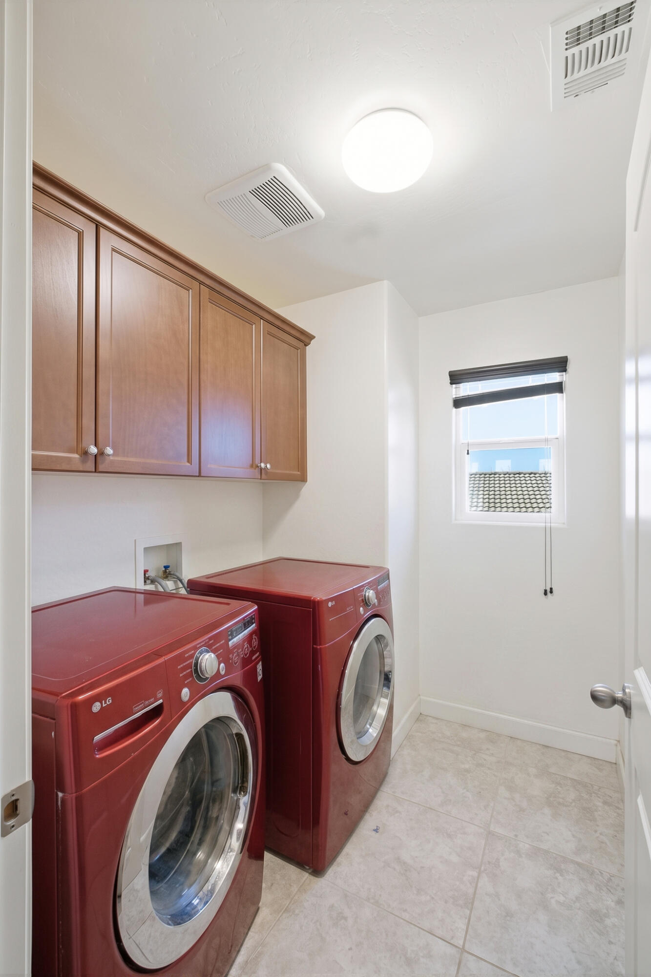 2838 S Oakhurst Ct, Visalia, CA 93292