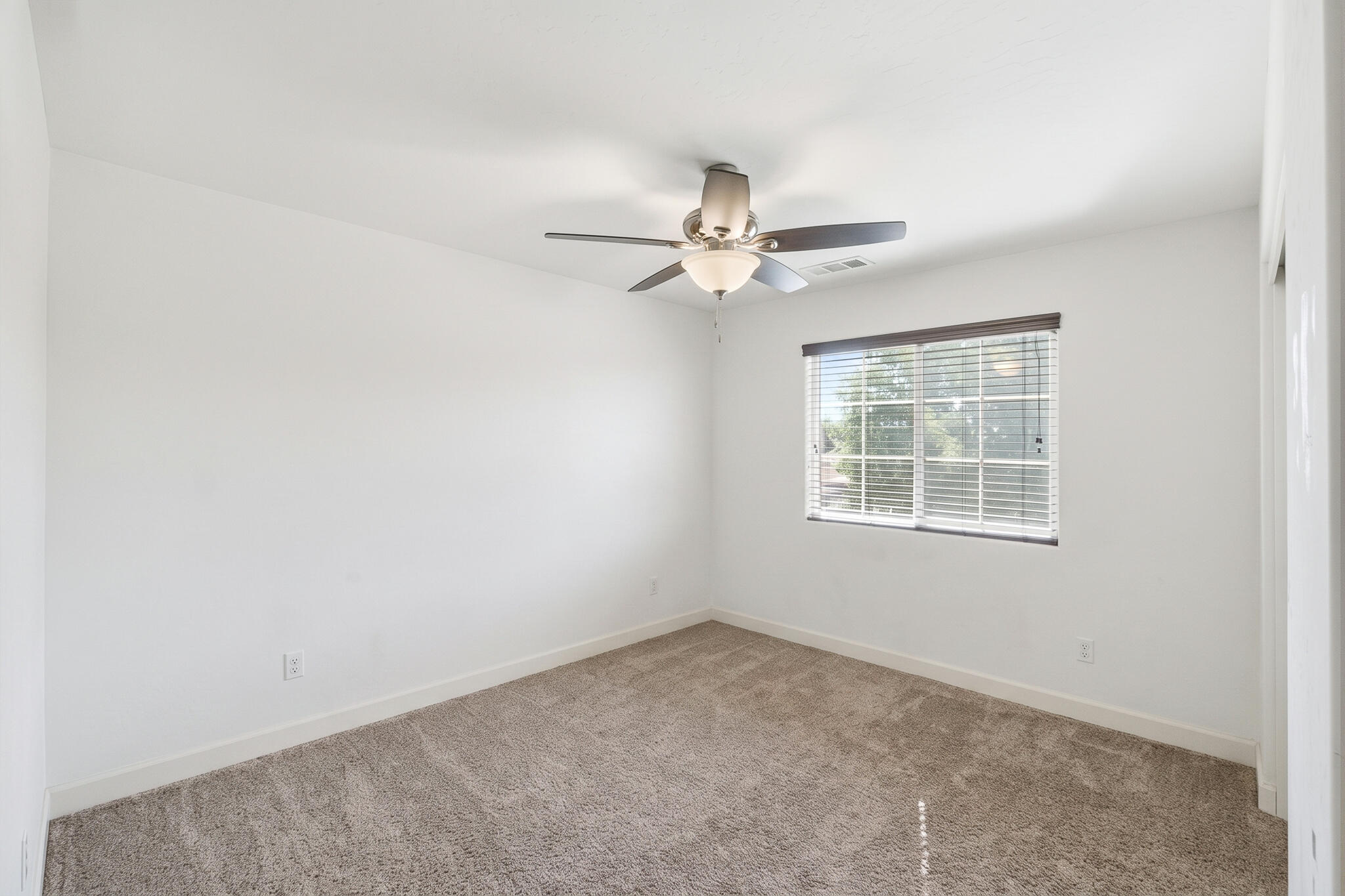 2838 S Oakhurst Ct, Visalia, CA 93292