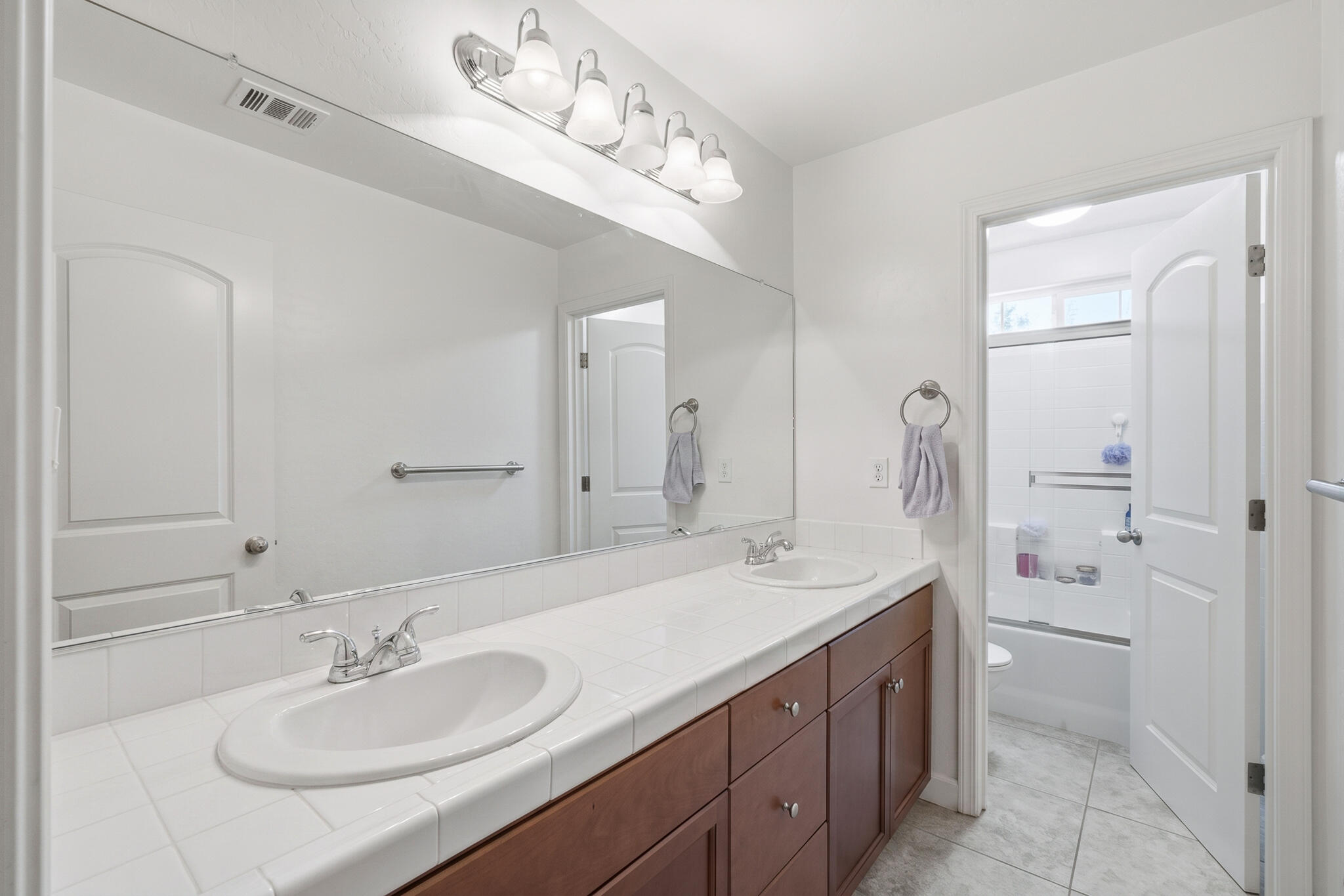 2838 S Oakhurst Ct, Visalia, CA 93292