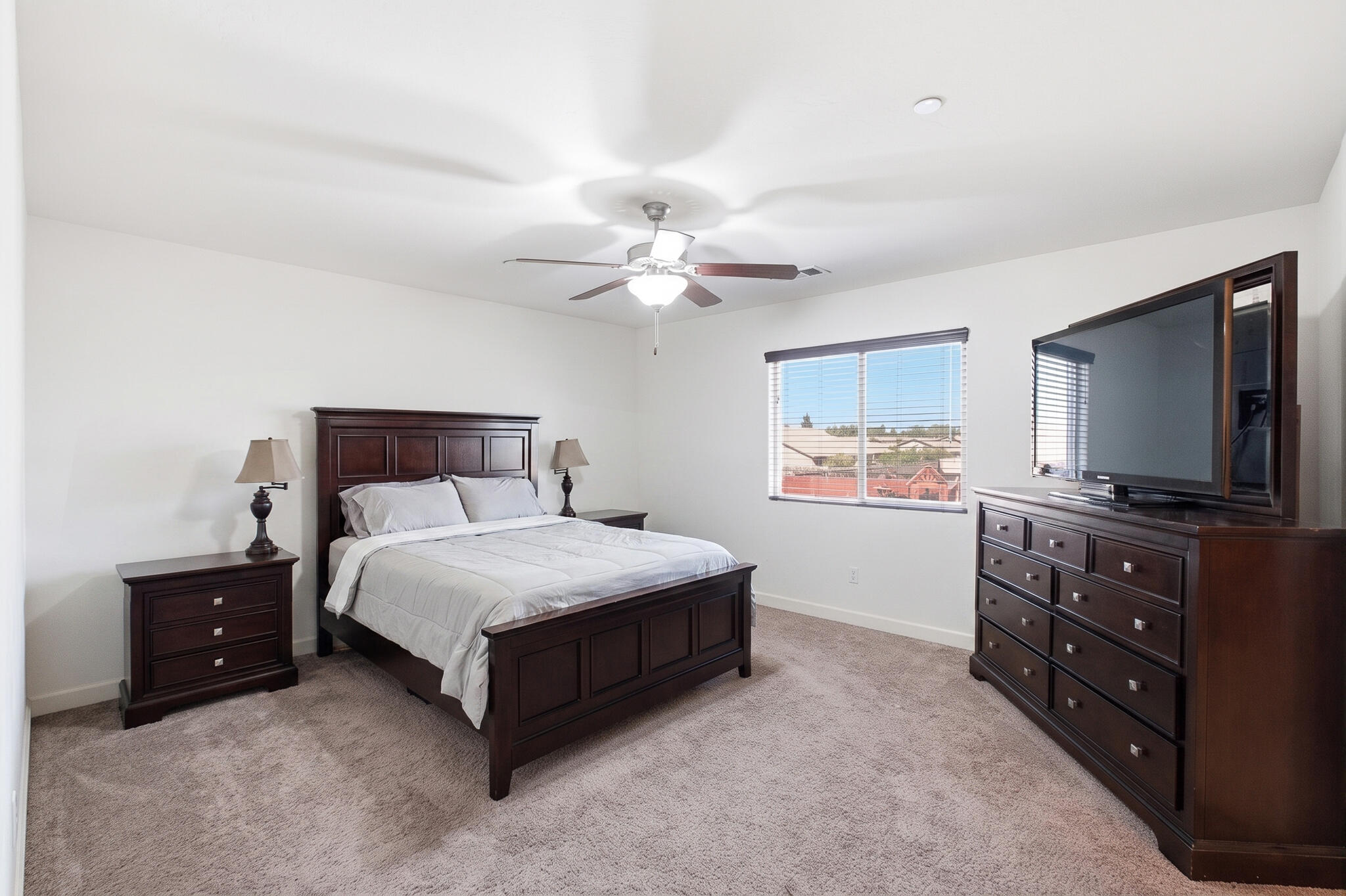 2838 S Oakhurst Ct, Visalia, CA 93292