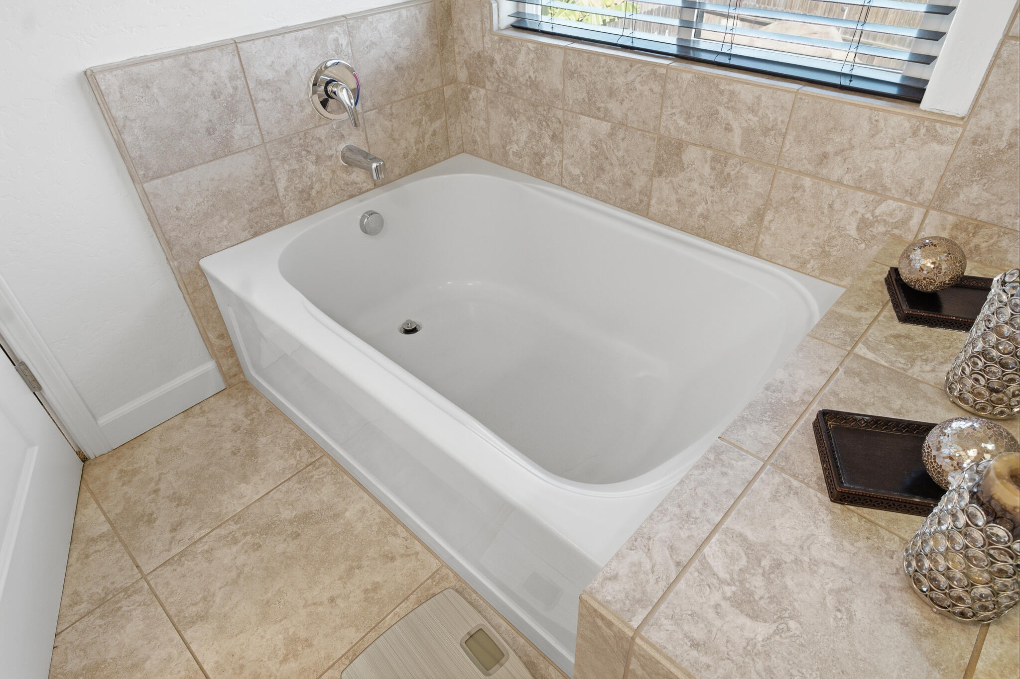 2838 S Oakhurst Ct, Visalia, CA 93292