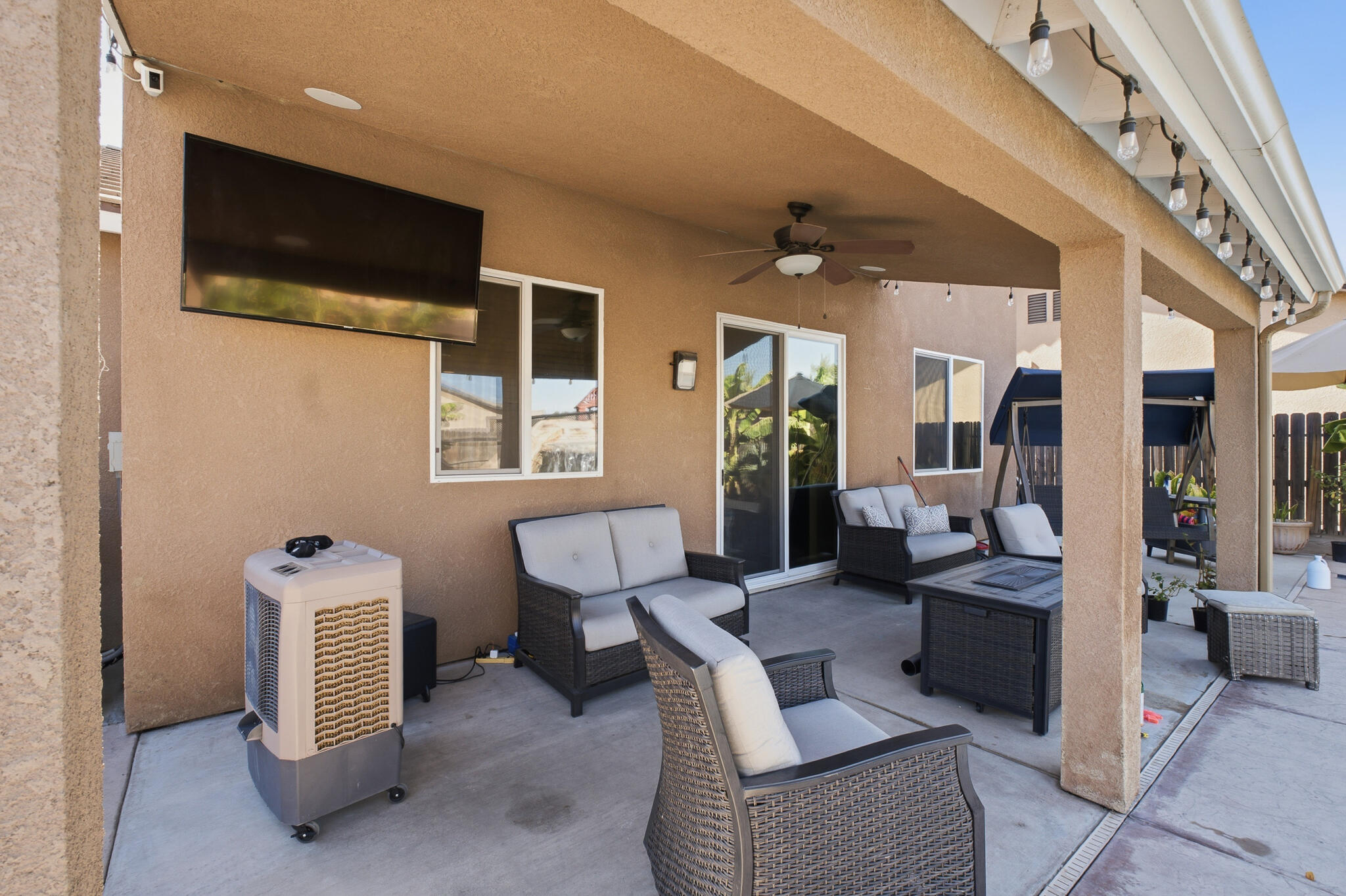 2838 S Oakhurst Ct, Visalia, CA 93292