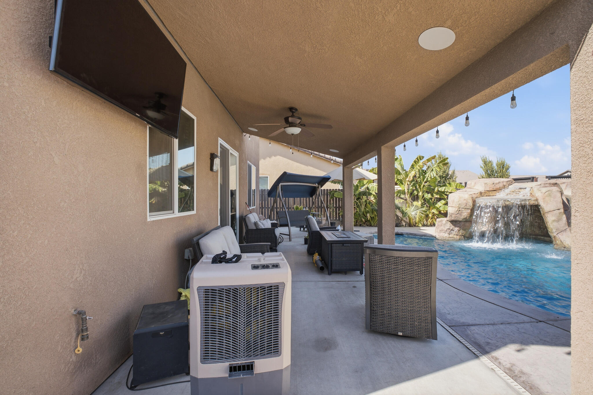 2838 S Oakhurst Ct, Visalia, CA 93292