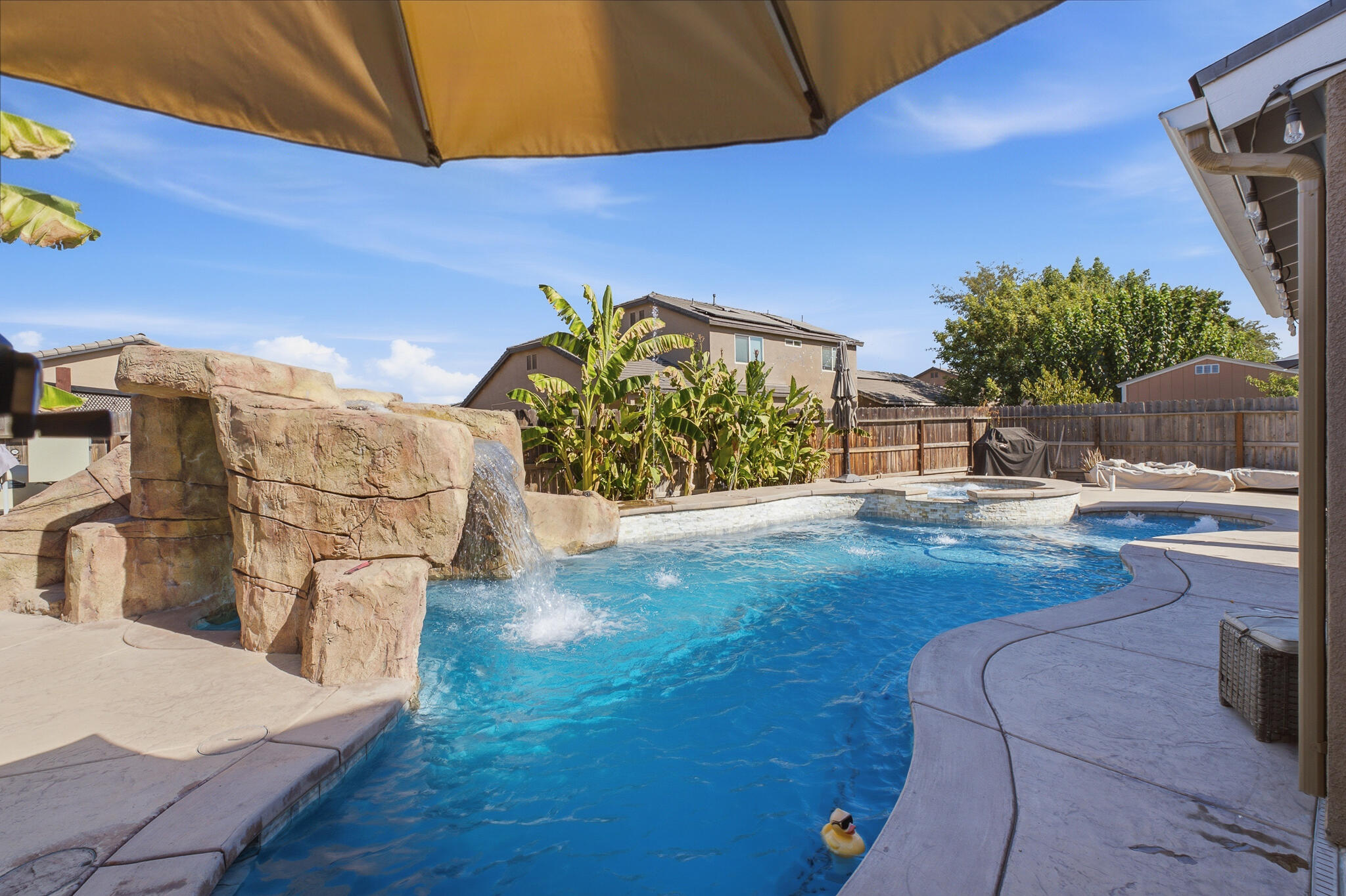 2838 S Oakhurst Ct, Visalia, CA 93292