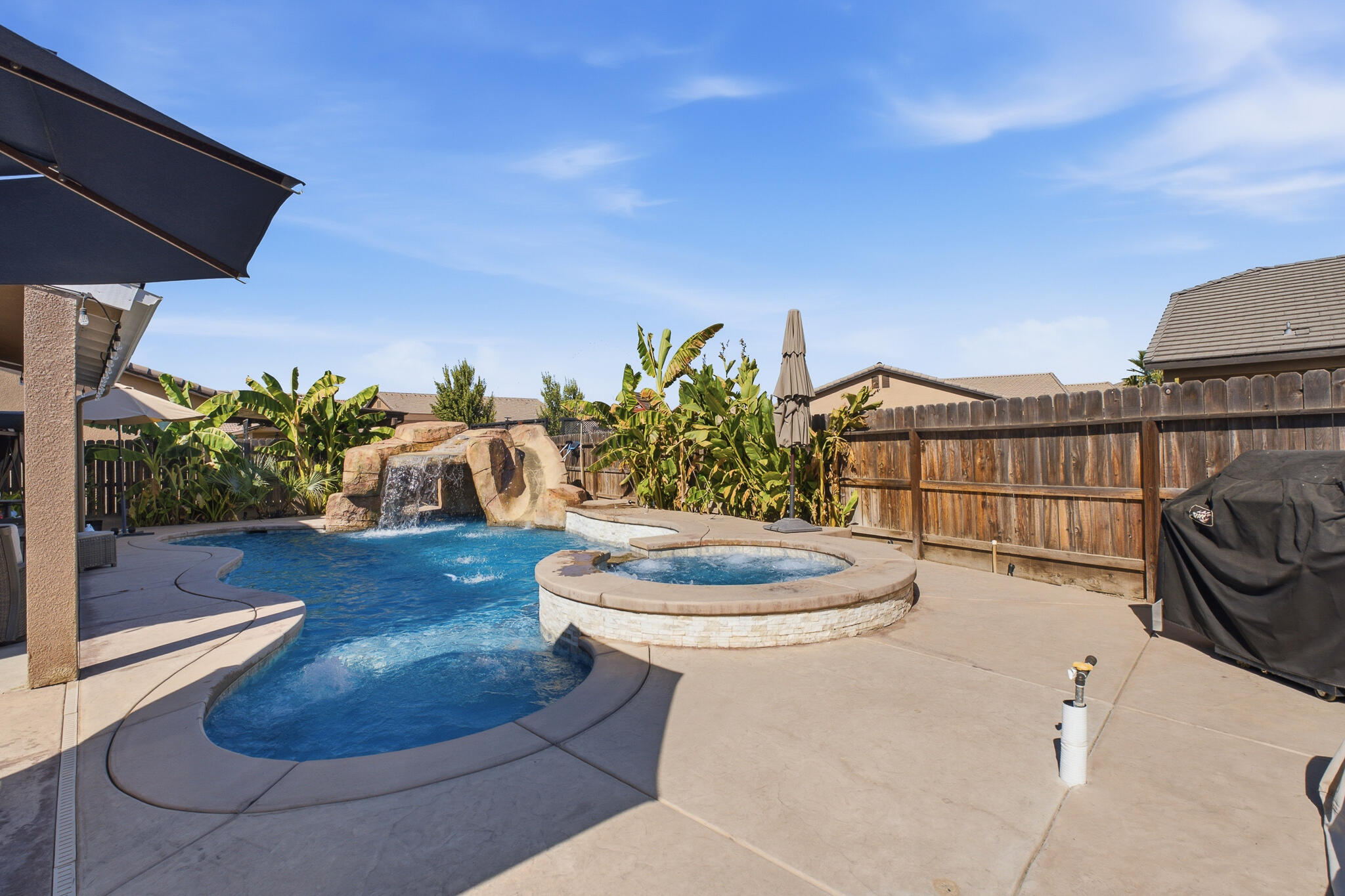 2838 S Oakhurst Ct, Visalia, CA 93292