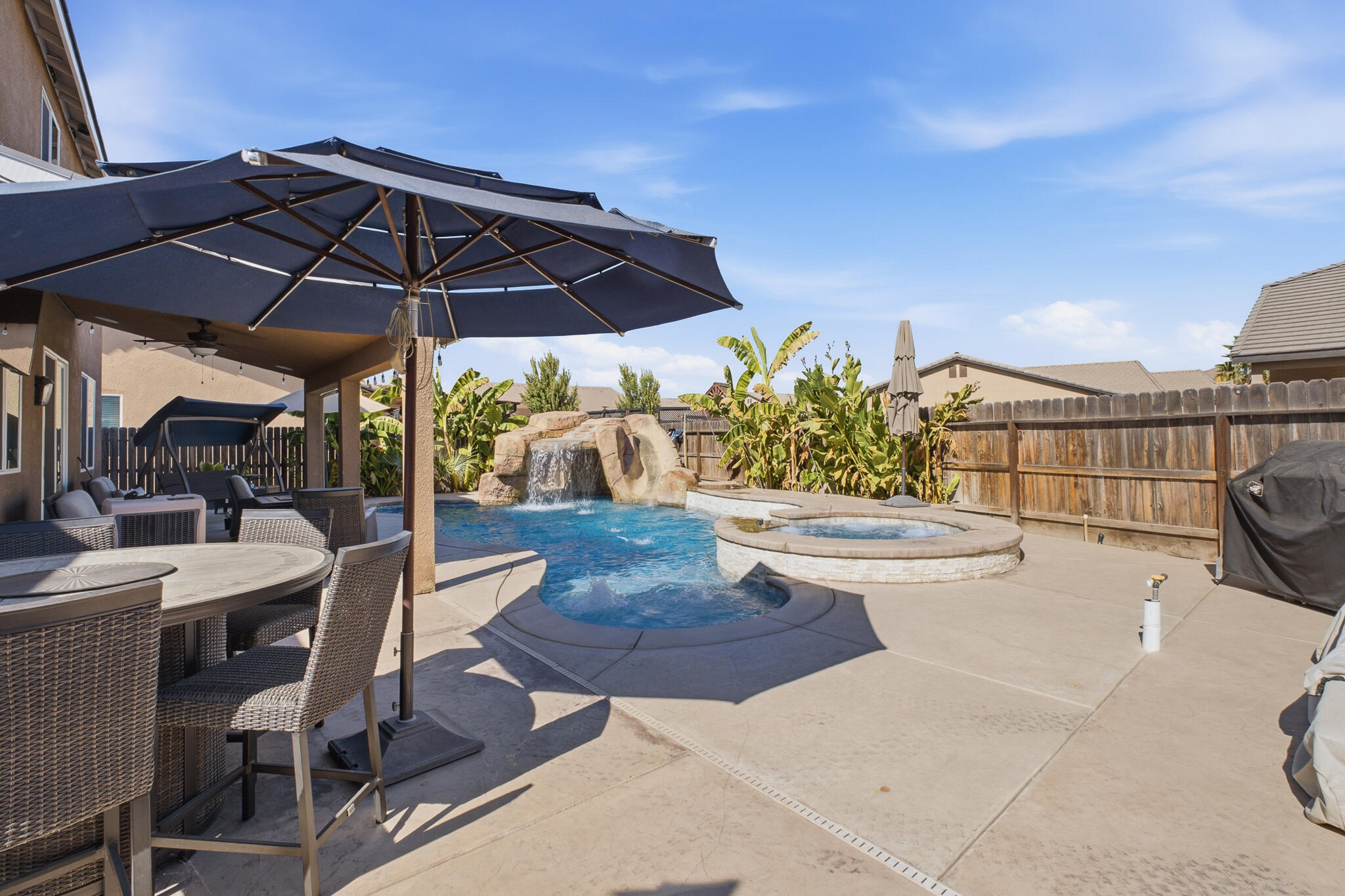 2838 S Oakhurst Ct, Visalia, CA 93292
