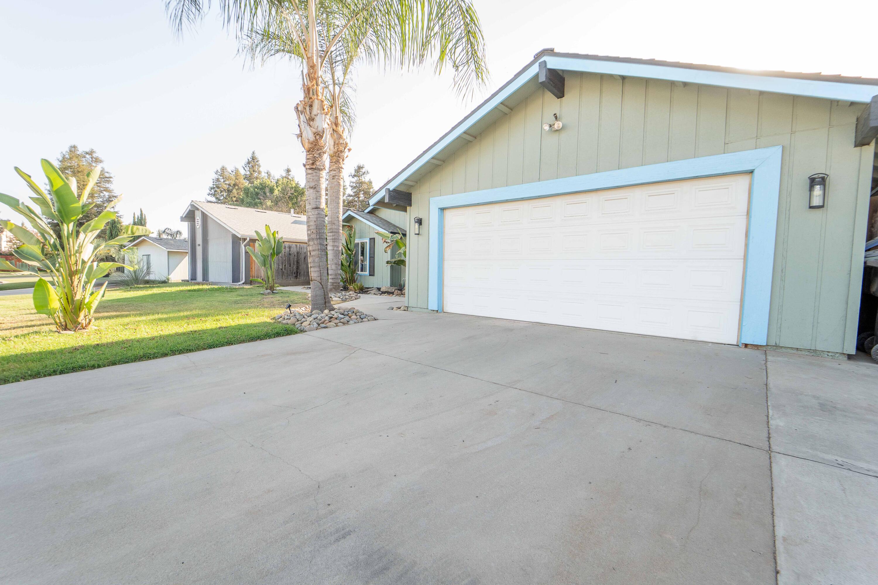 2323 S Peppertree St, Visalia, CA 93277