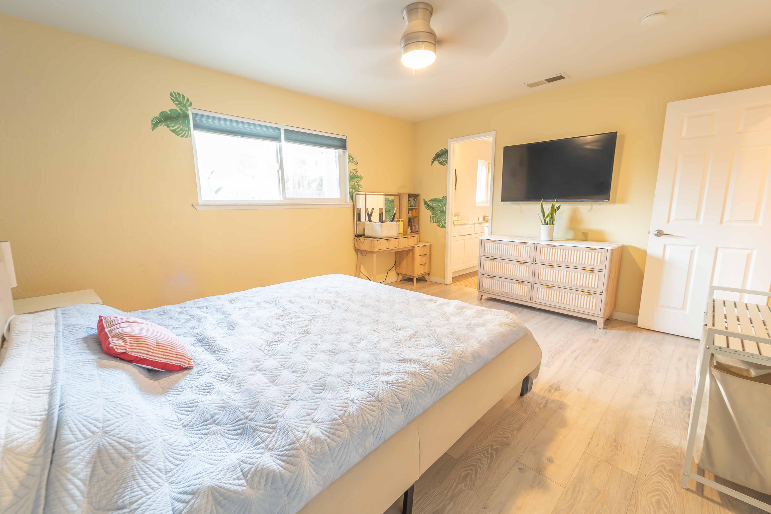 2323 S Peppertree St, Visalia, CA 93277