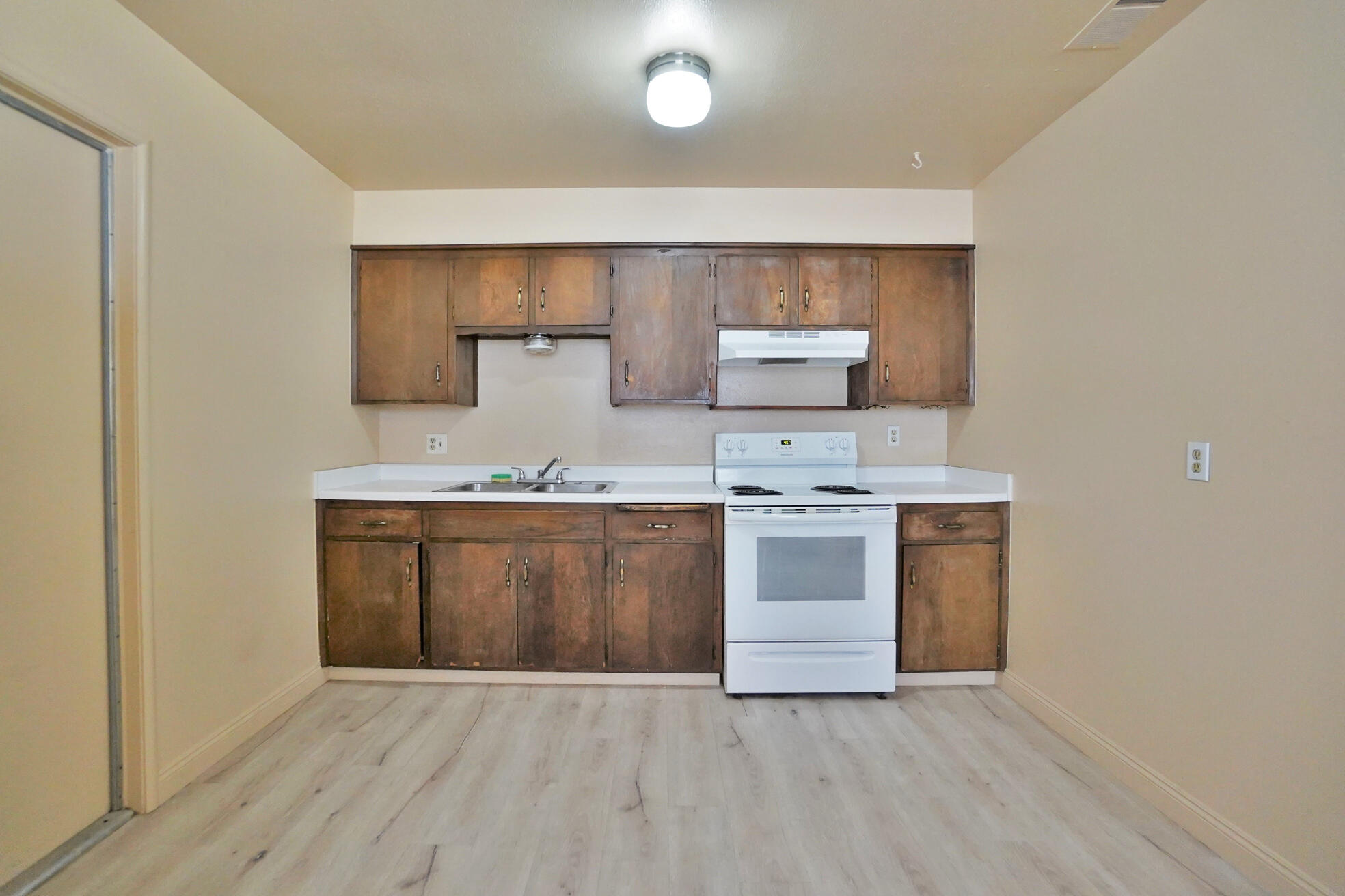 905 E Florinda St, Hanford, CA 93230