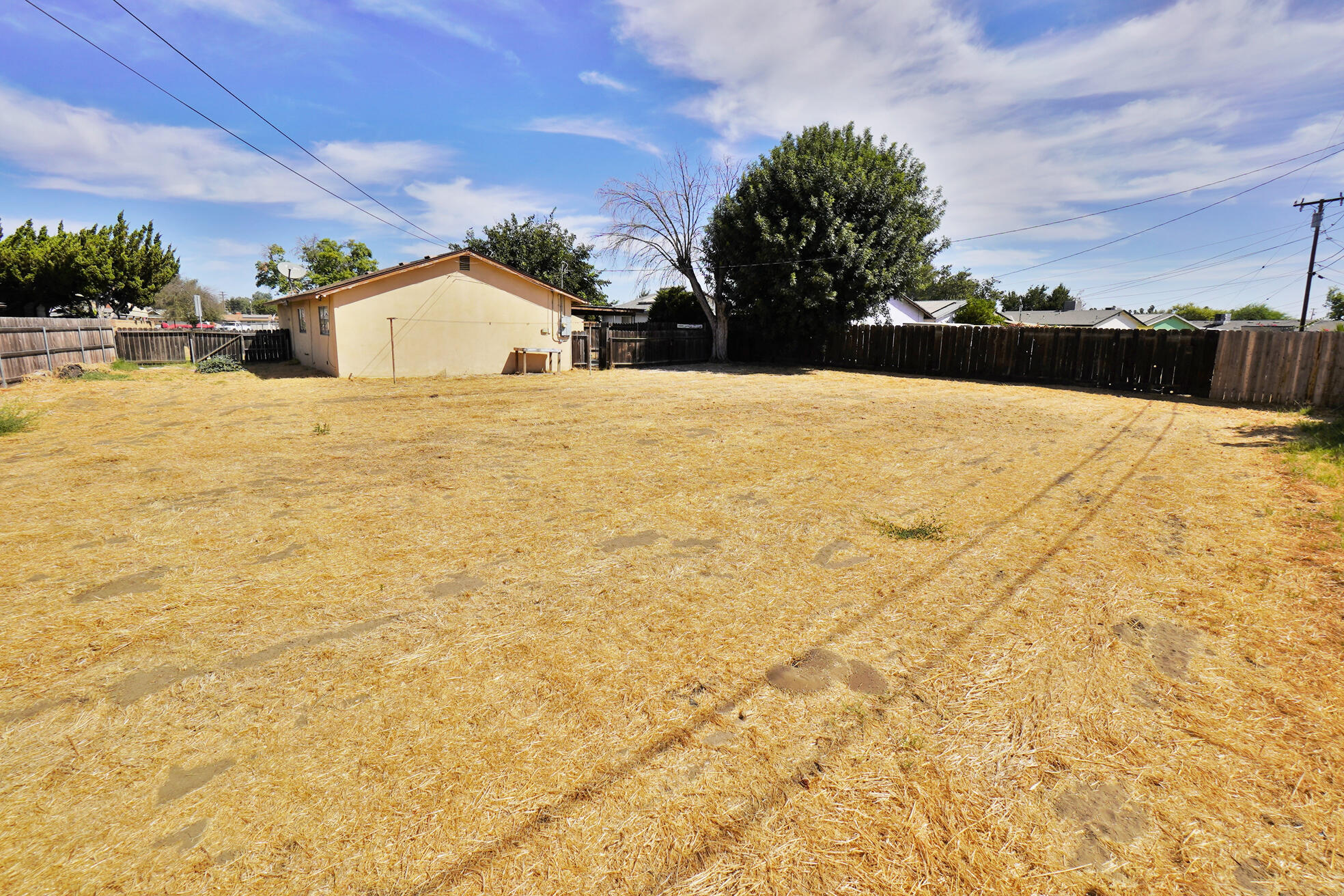 905 E Florinda St, Hanford, CA 93230