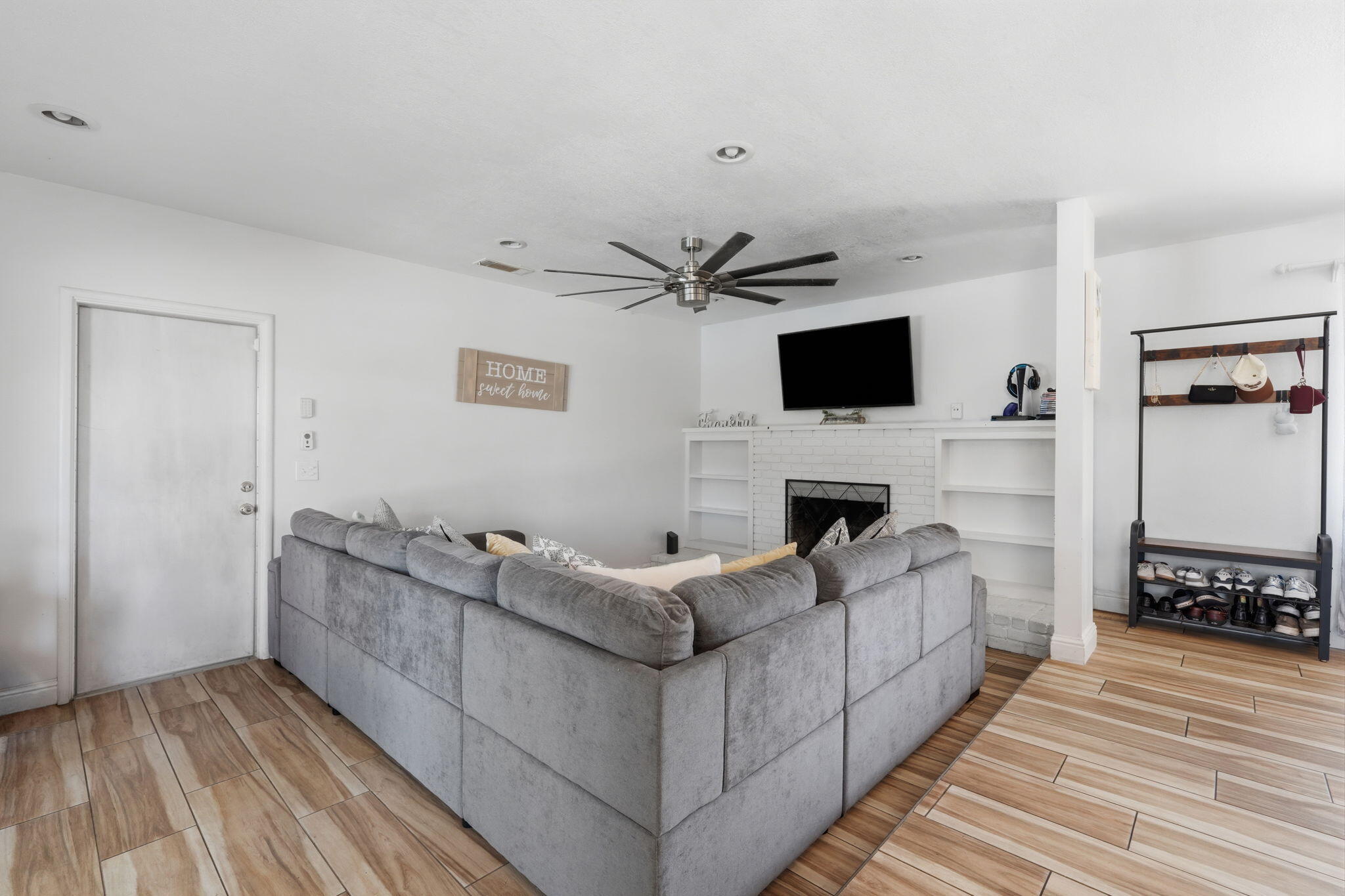 1738 W Monte Vista Ave, Visalia, CA 93277