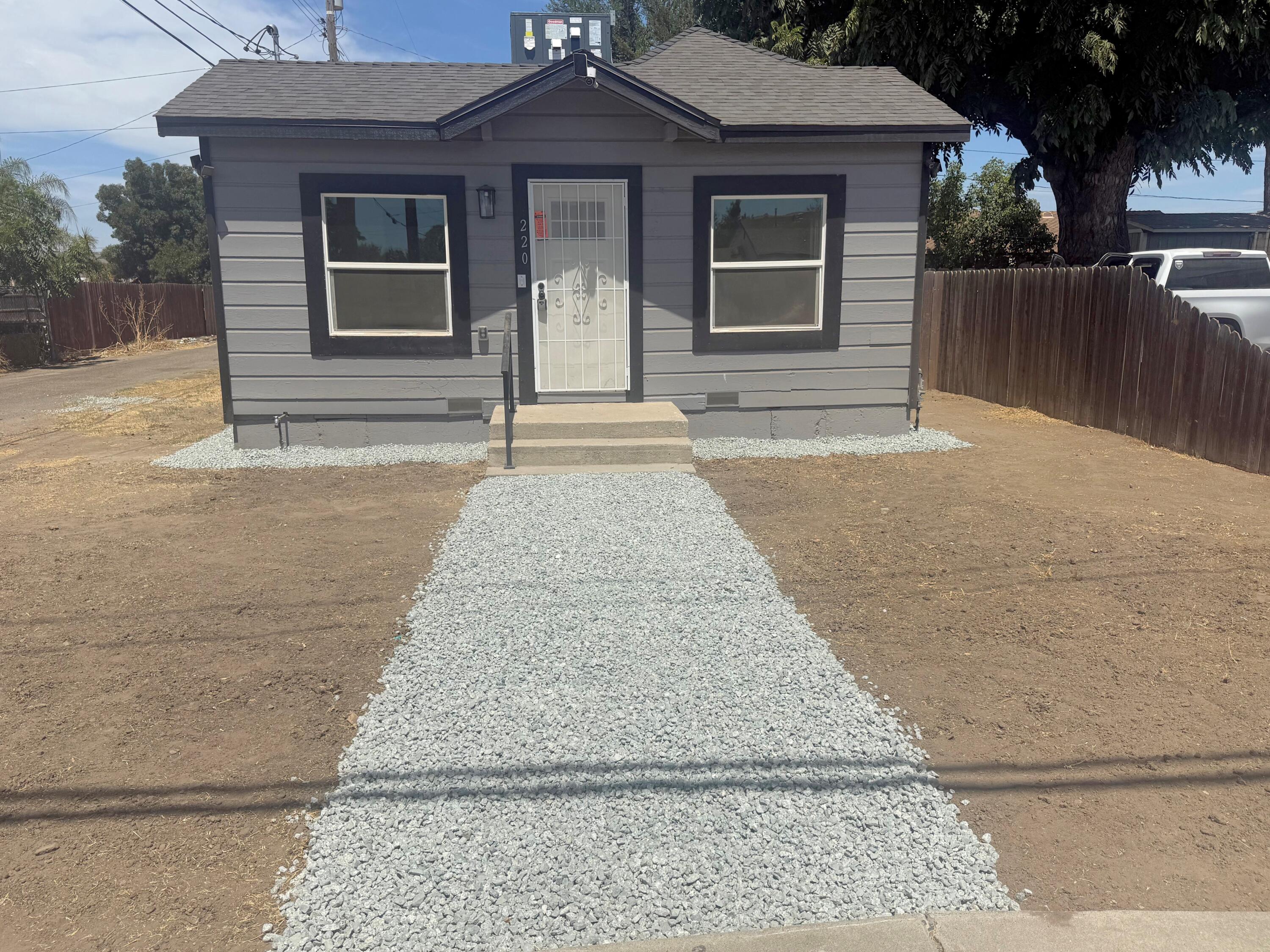 220 W Cross Ave, Tulare, CA 93274