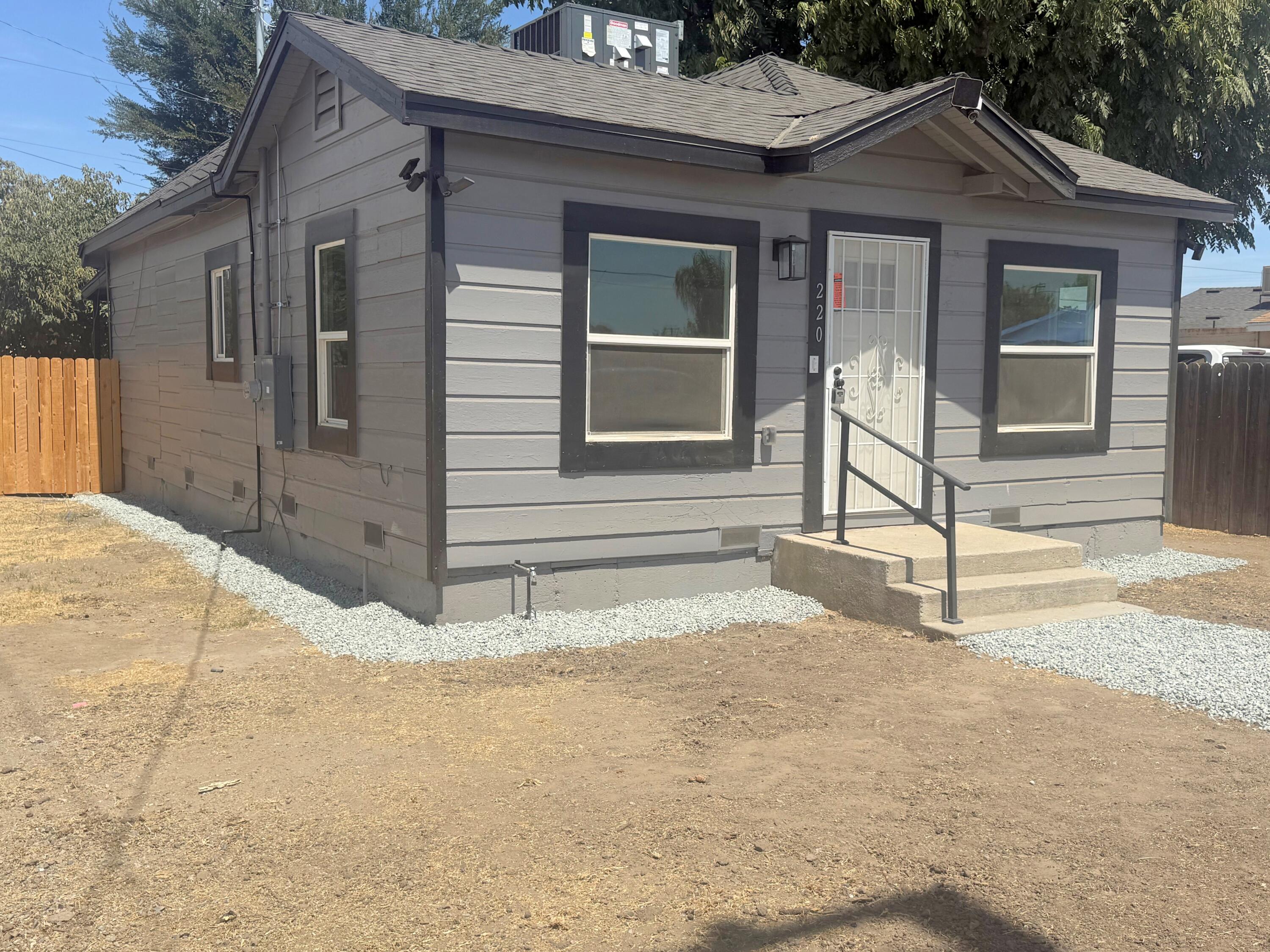 220 W Cross Ave, Tulare, CA 93274
