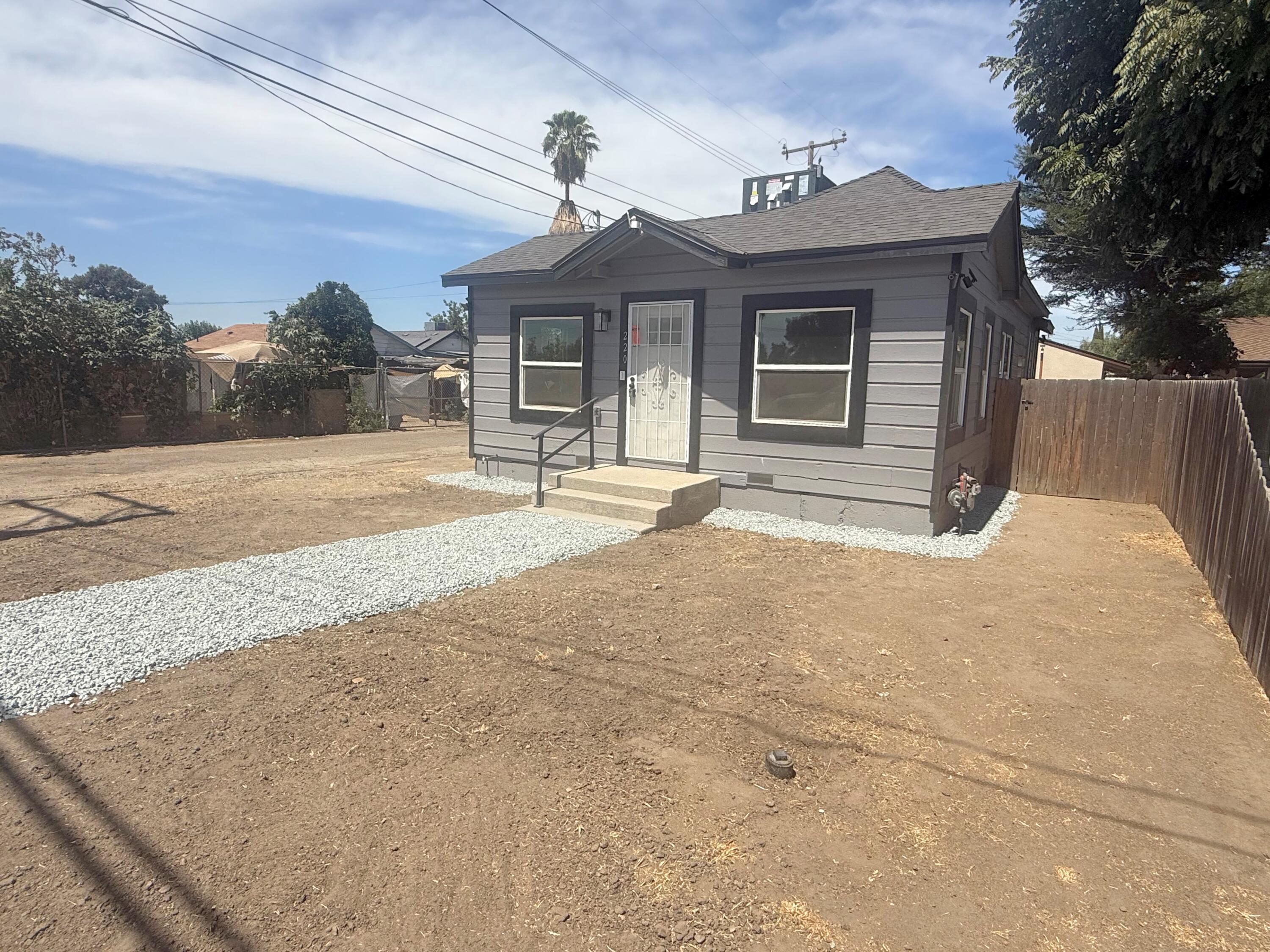 220 W Cross Ave, Tulare, CA 93274