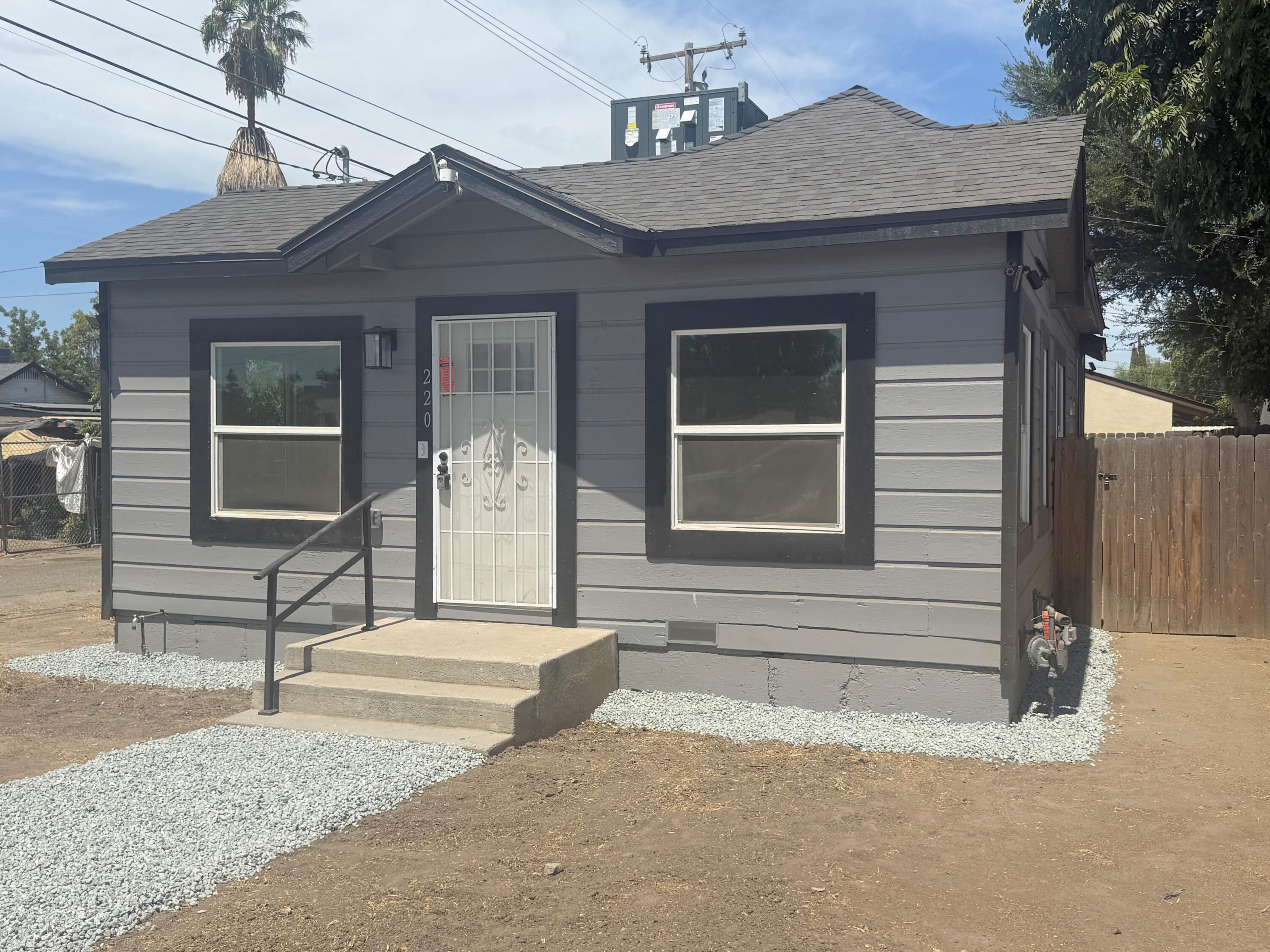 220 W Cross Ave, Tulare, CA 93274