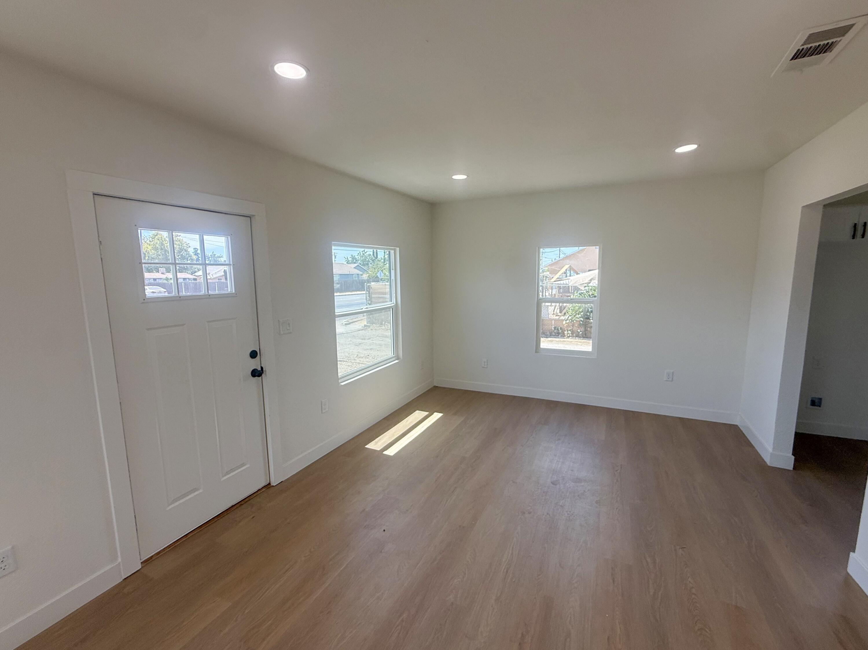 220 W Cross Ave, Tulare, CA 93274