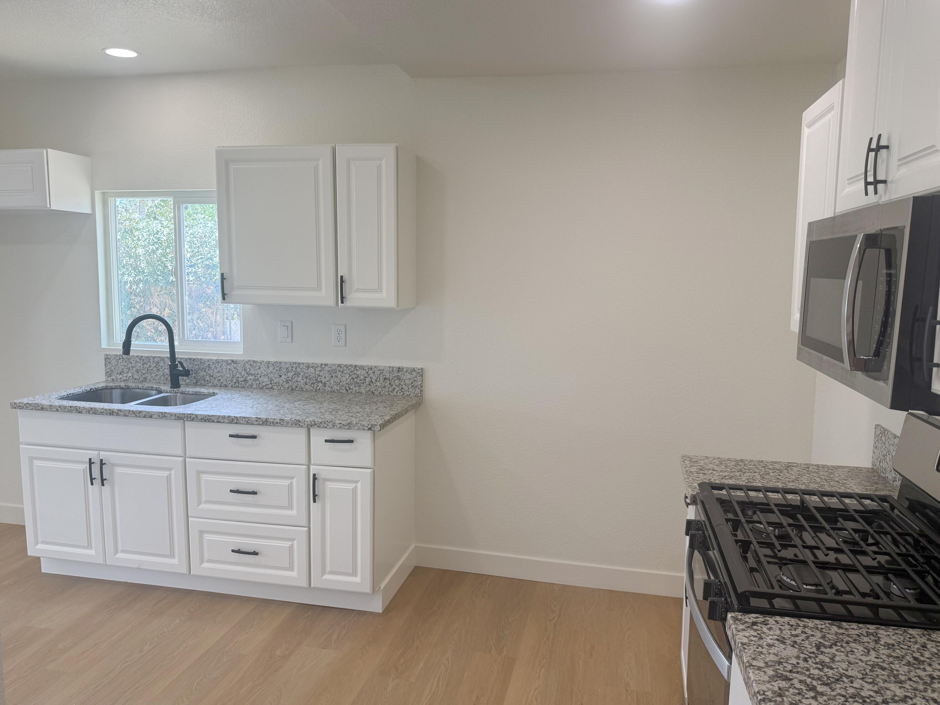 220 W Cross Ave, Tulare, CA 93274