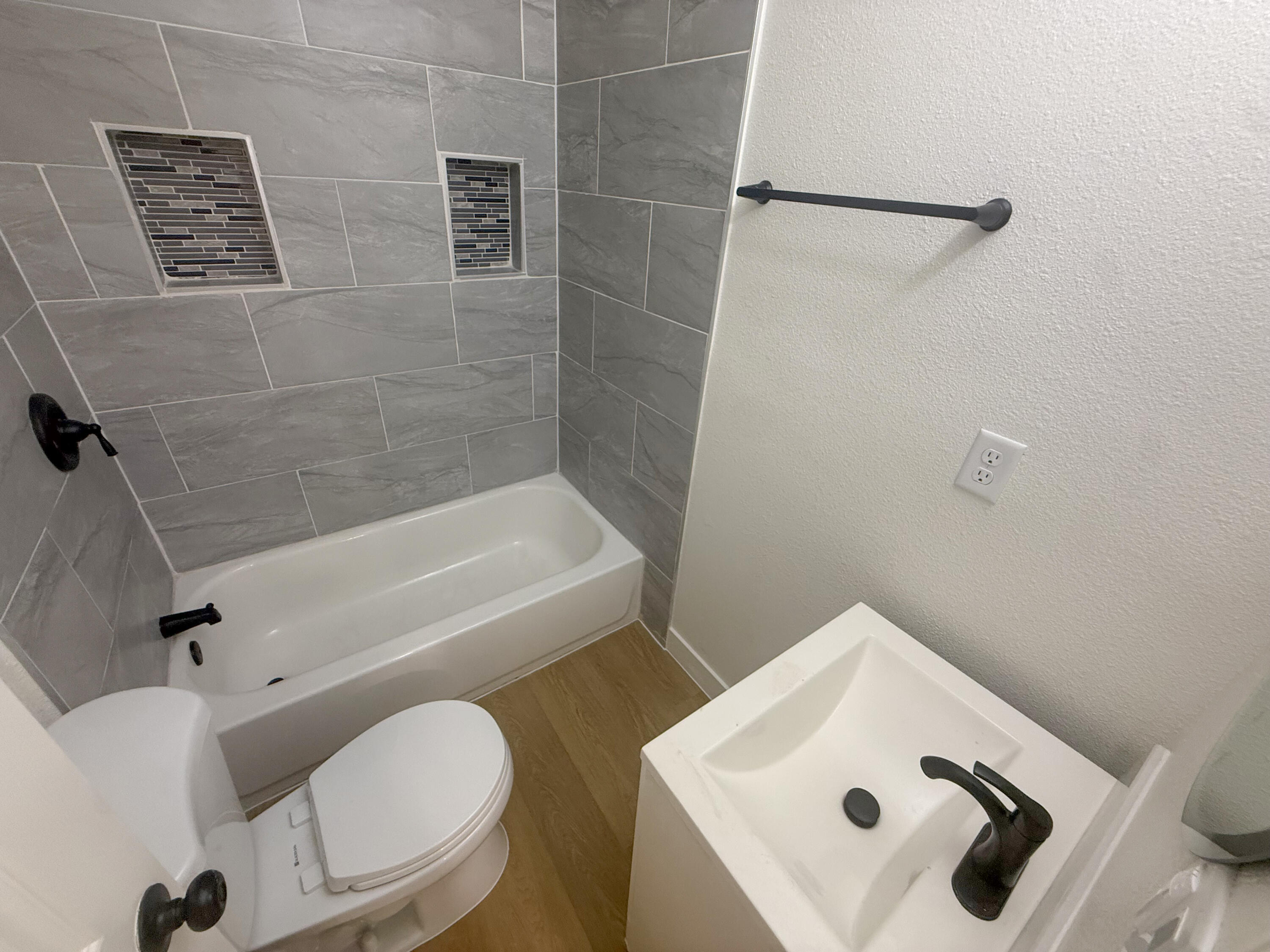 220 W Cross Ave, Tulare, CA 93274