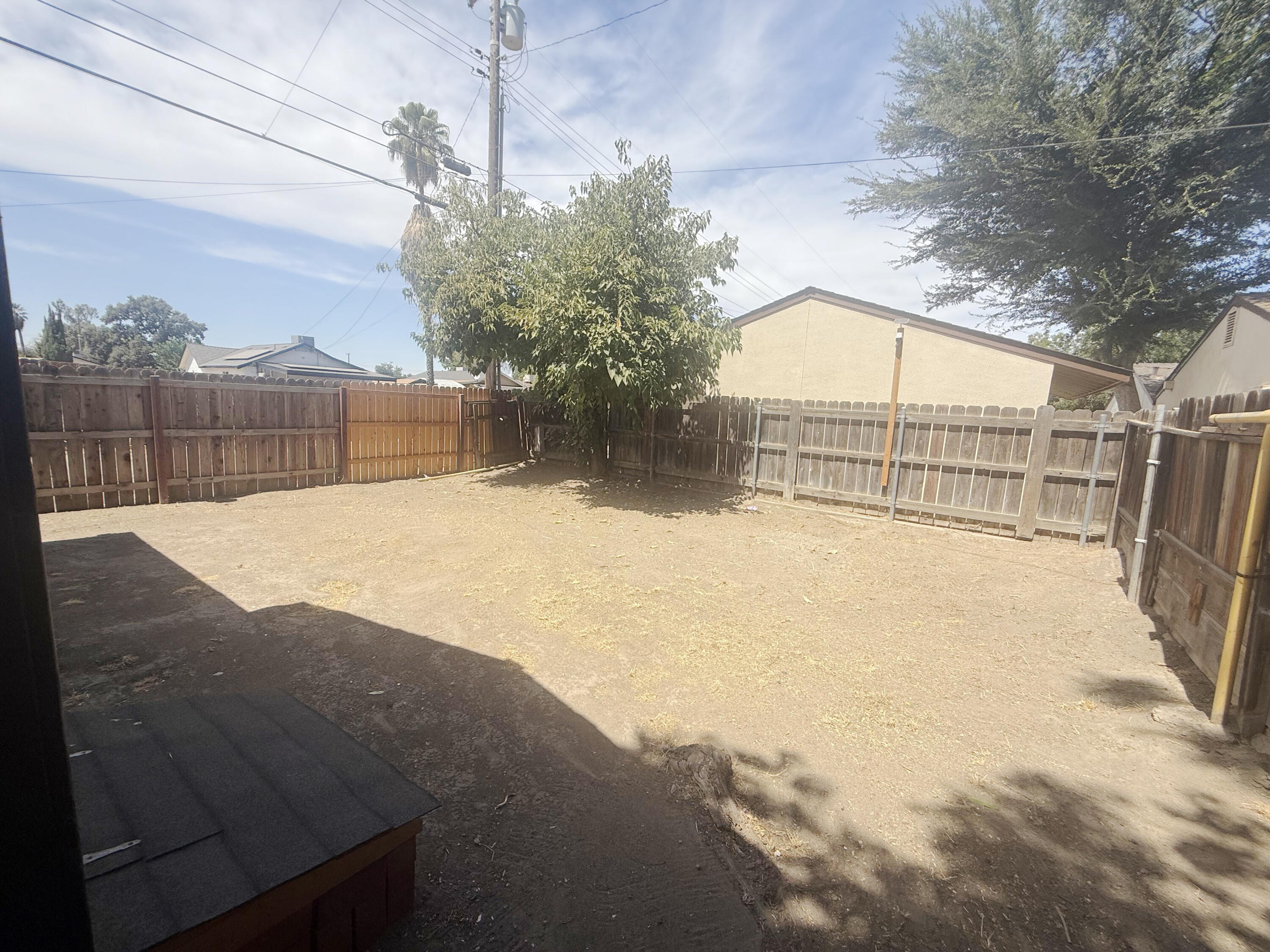 220 W Cross Ave, Tulare, CA 93274