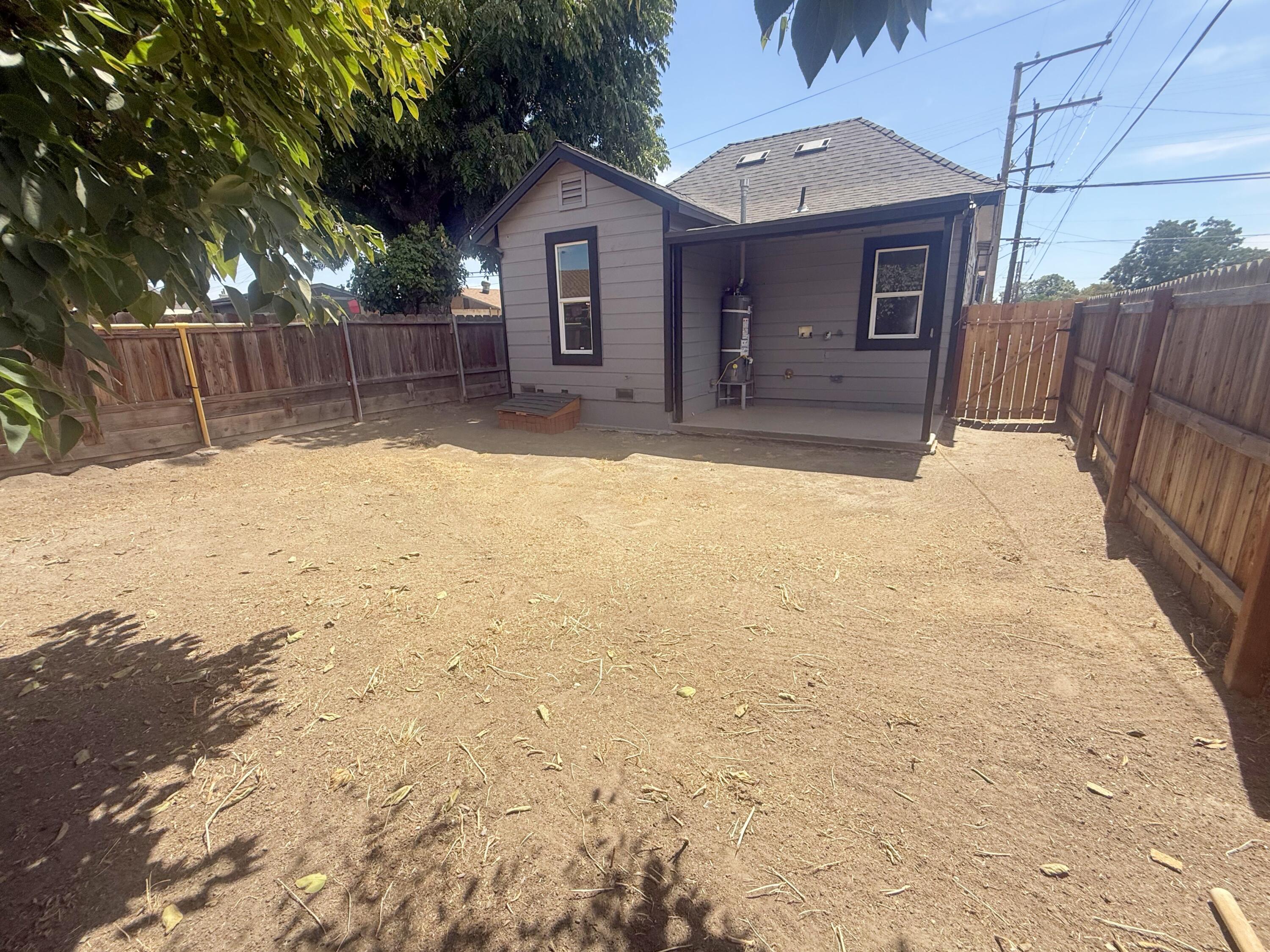 220 W Cross Ave, Tulare, CA 93274