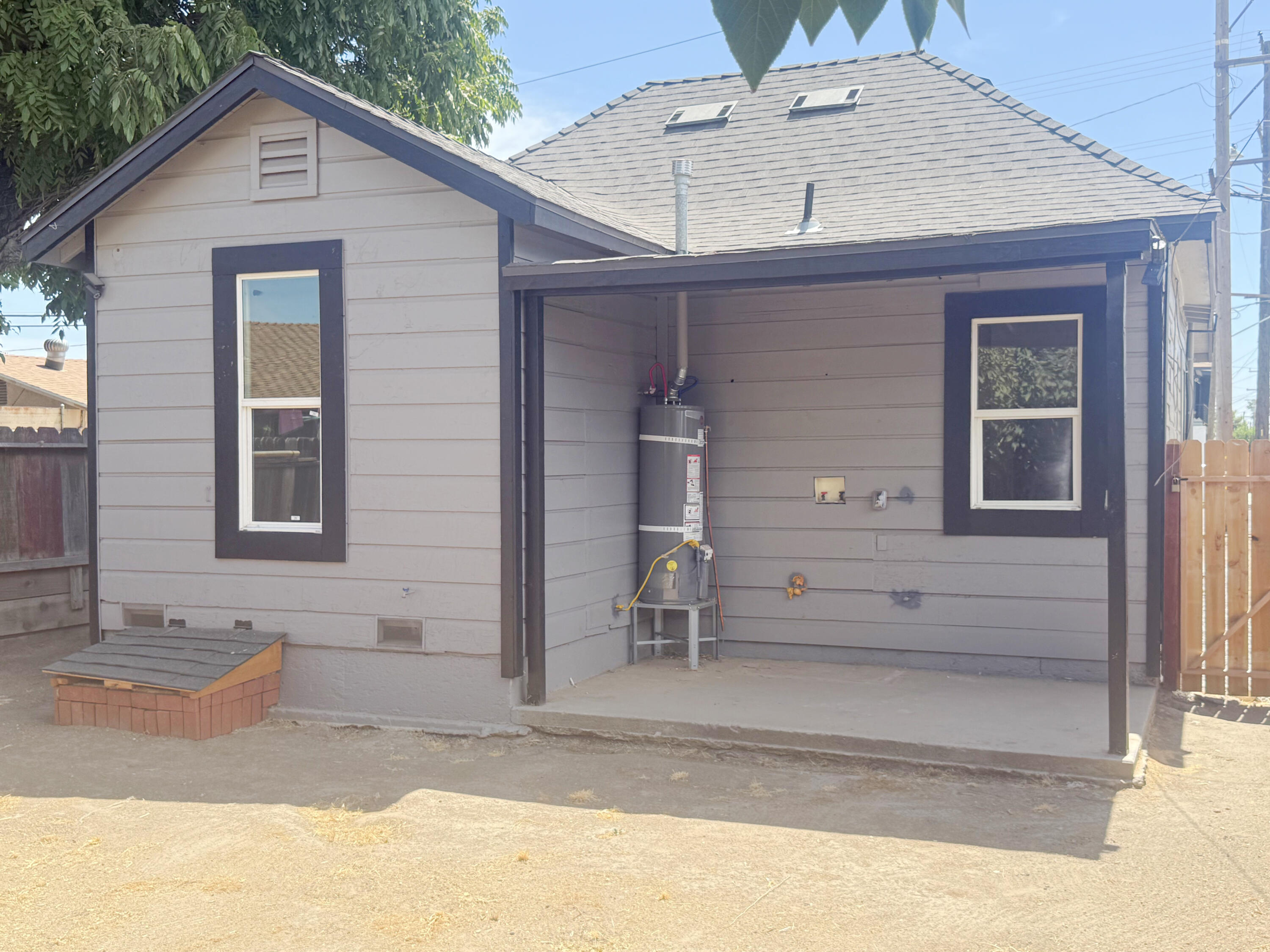 220 W Cross Ave, Tulare, CA 93274