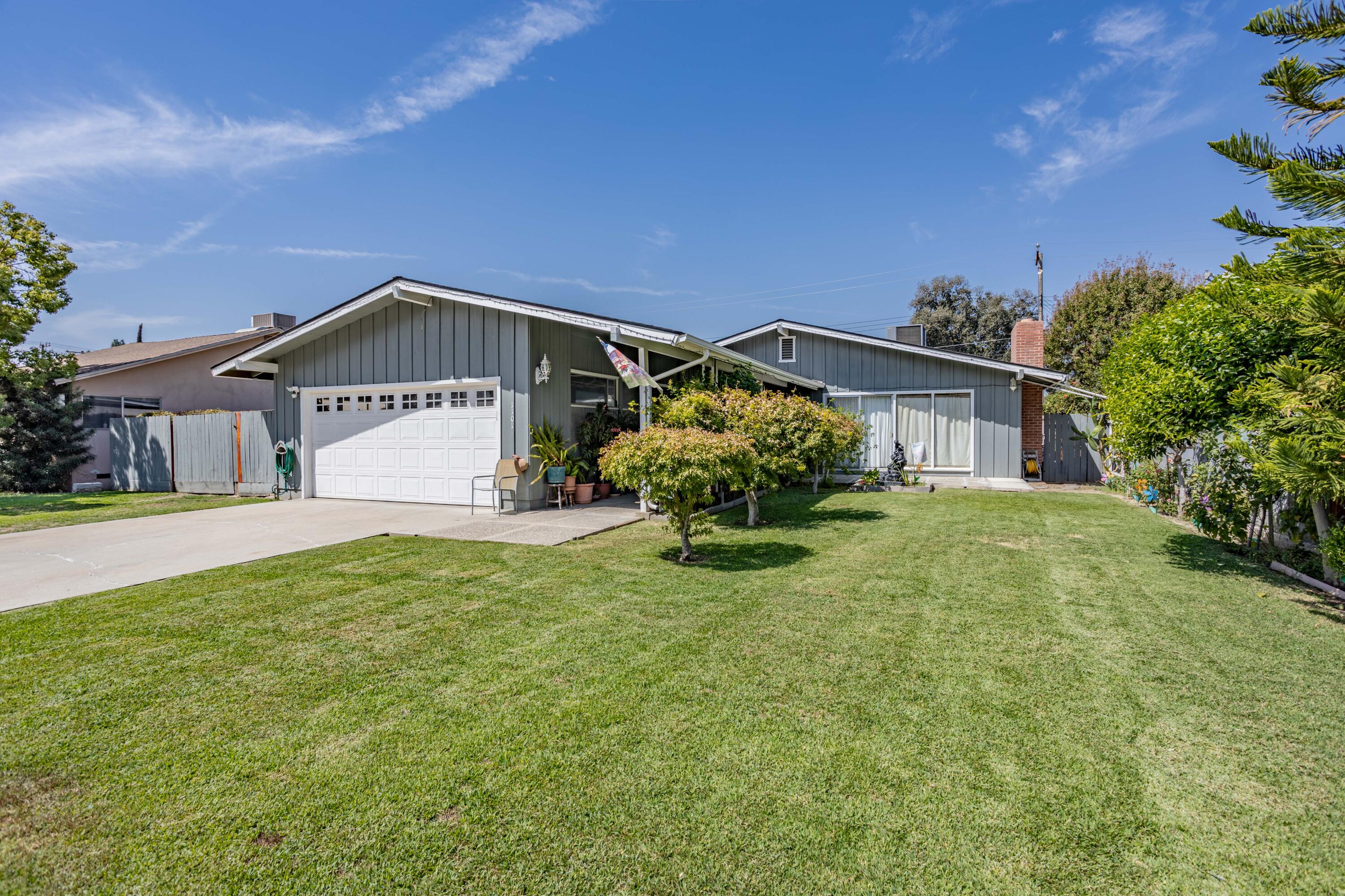 1101 S Mountain St, Visalia, CA 93277