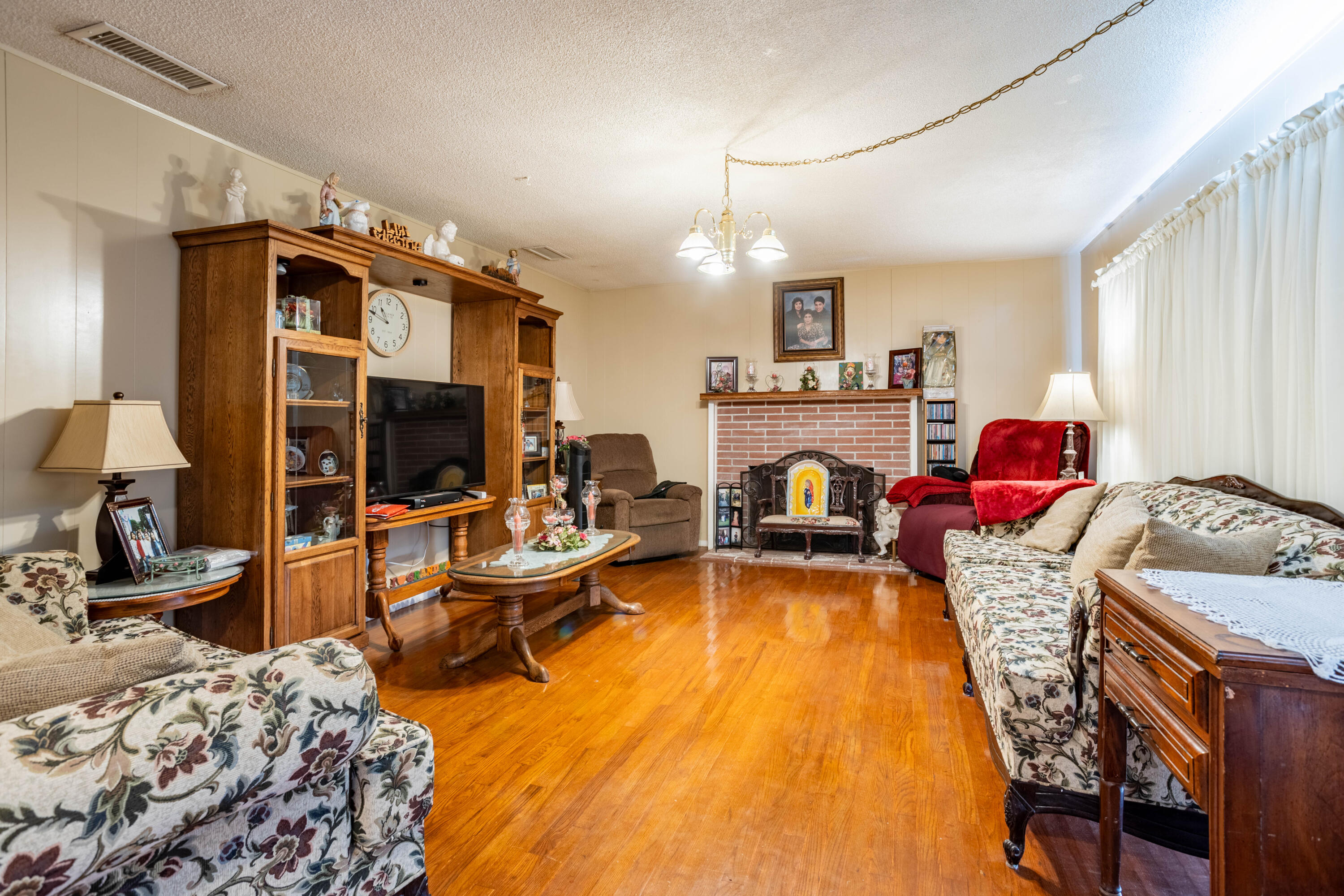 1101 S Mountain St, Visalia, CA 93277
