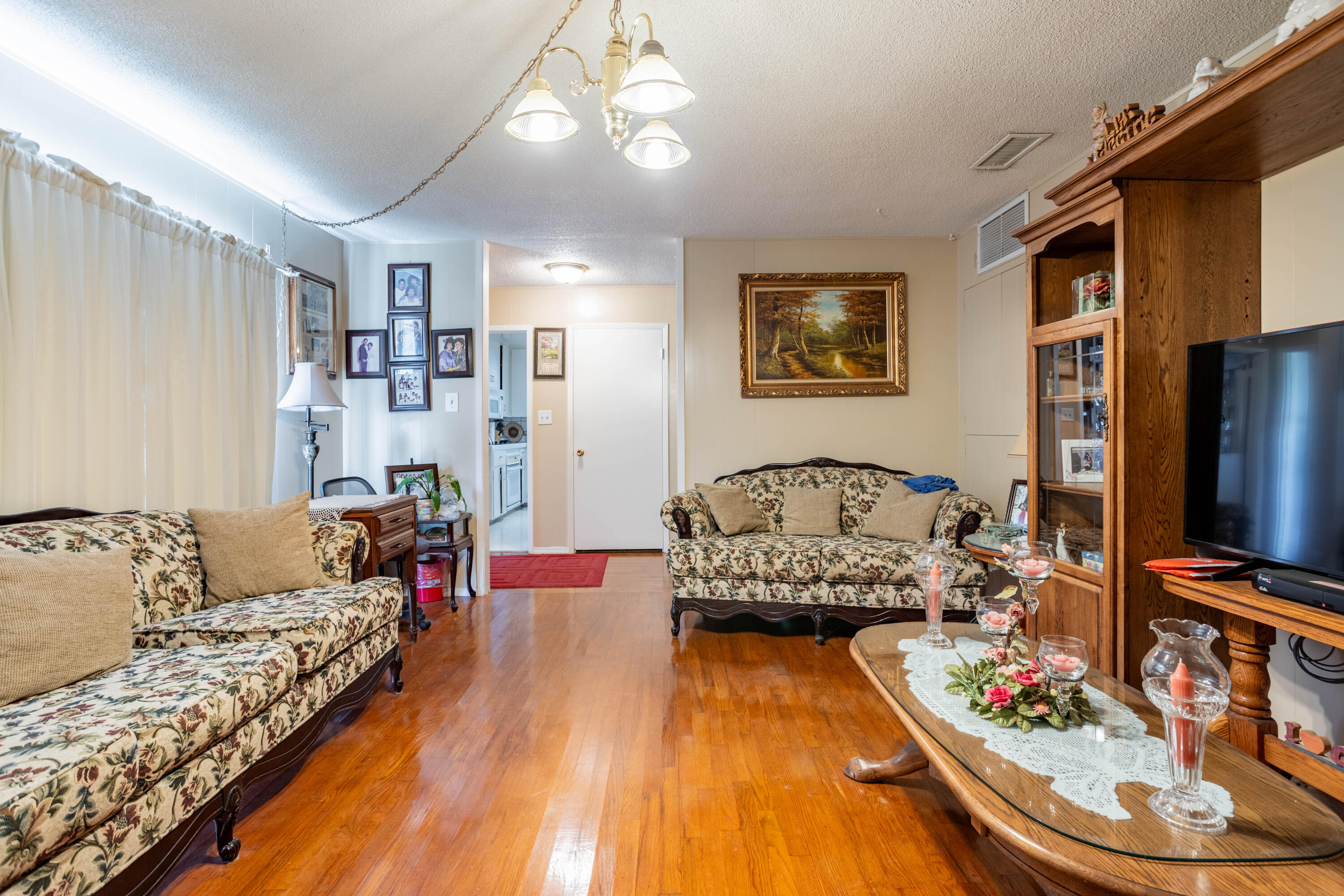 1101 S Mountain St, Visalia, CA 93277