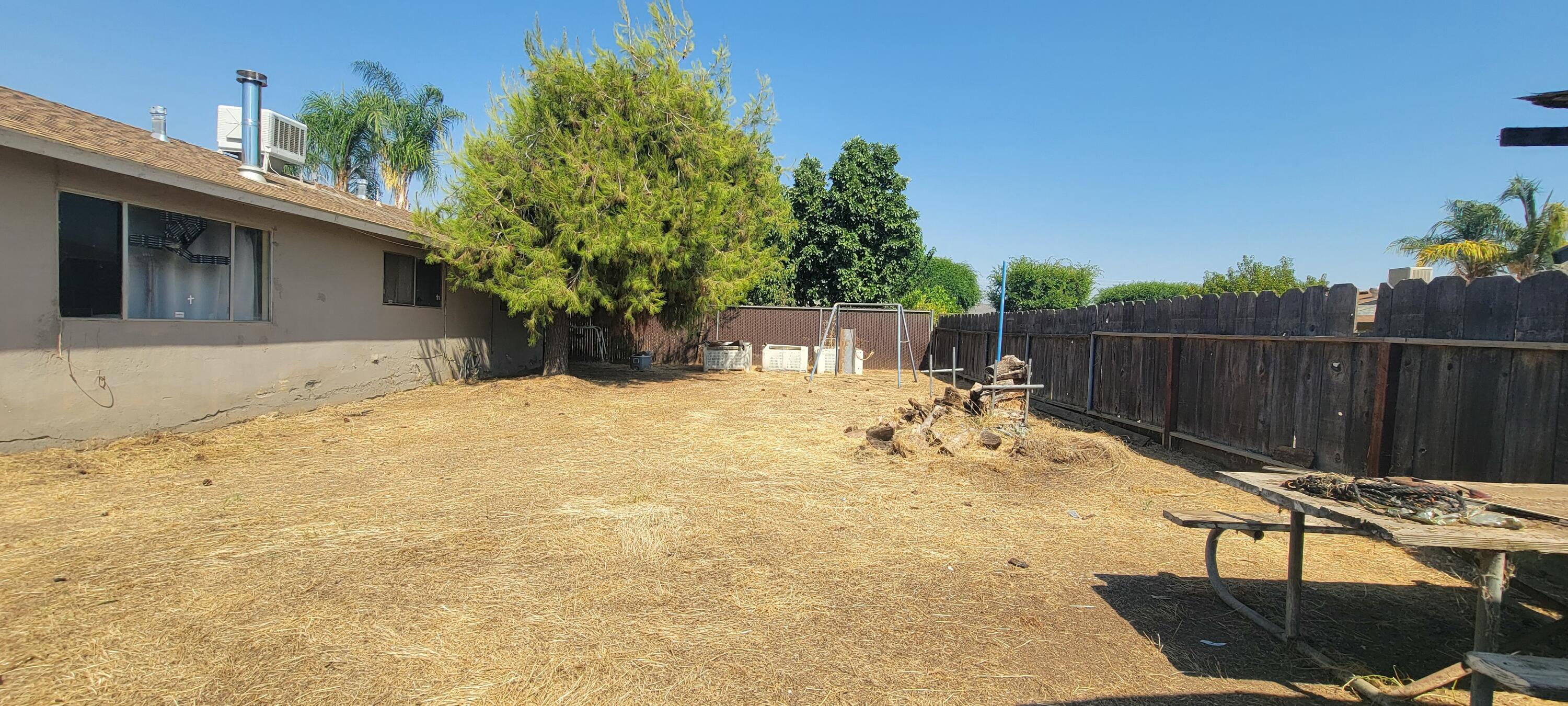 673 E Lakeview Ave, Woodlake, CA 93286