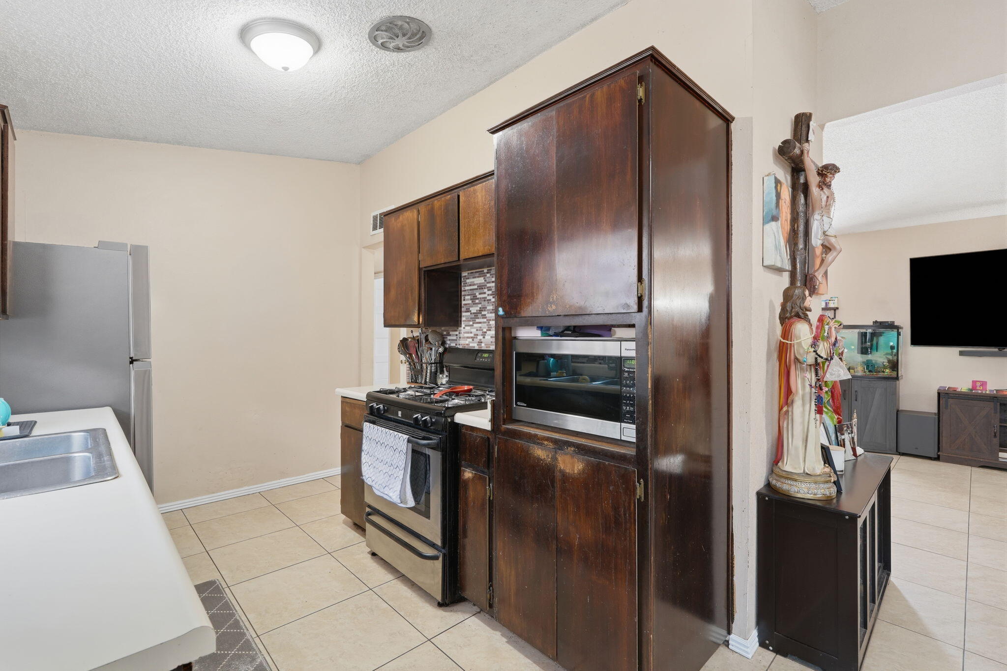 1311 N Cain, Visalia, CA 93292