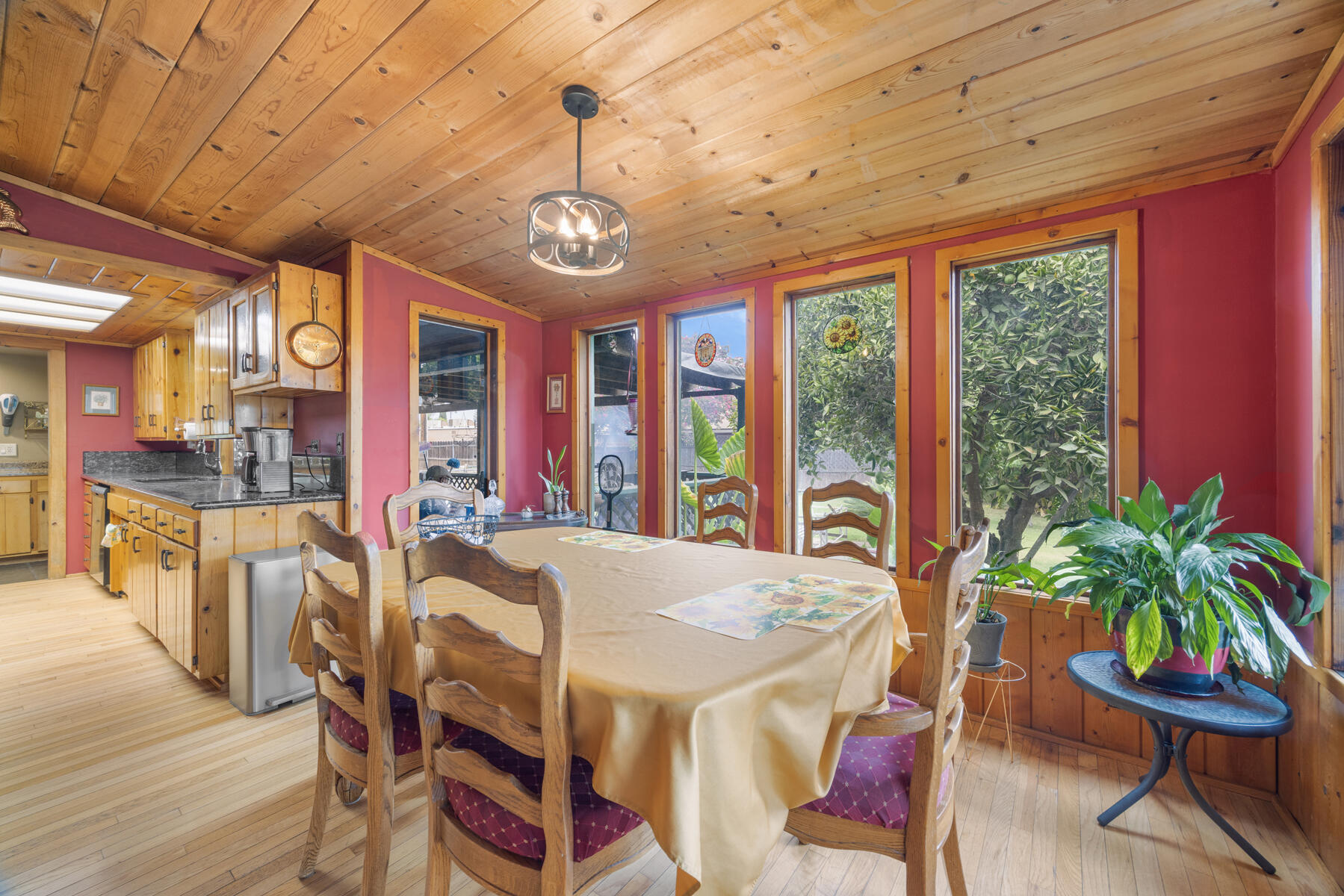 195 S Magnolia St, Woodlake, CA 93286