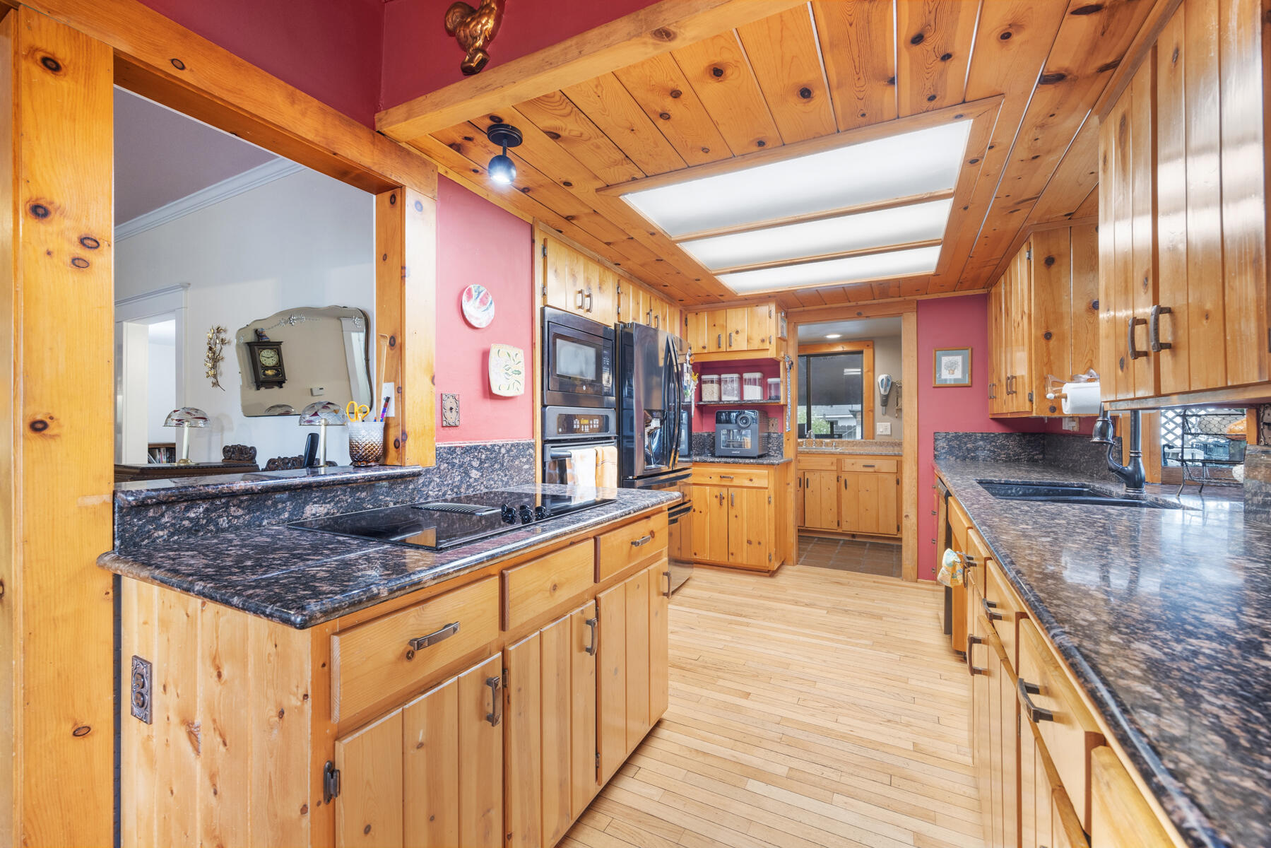 195 S Magnolia St, Woodlake, CA 93286
