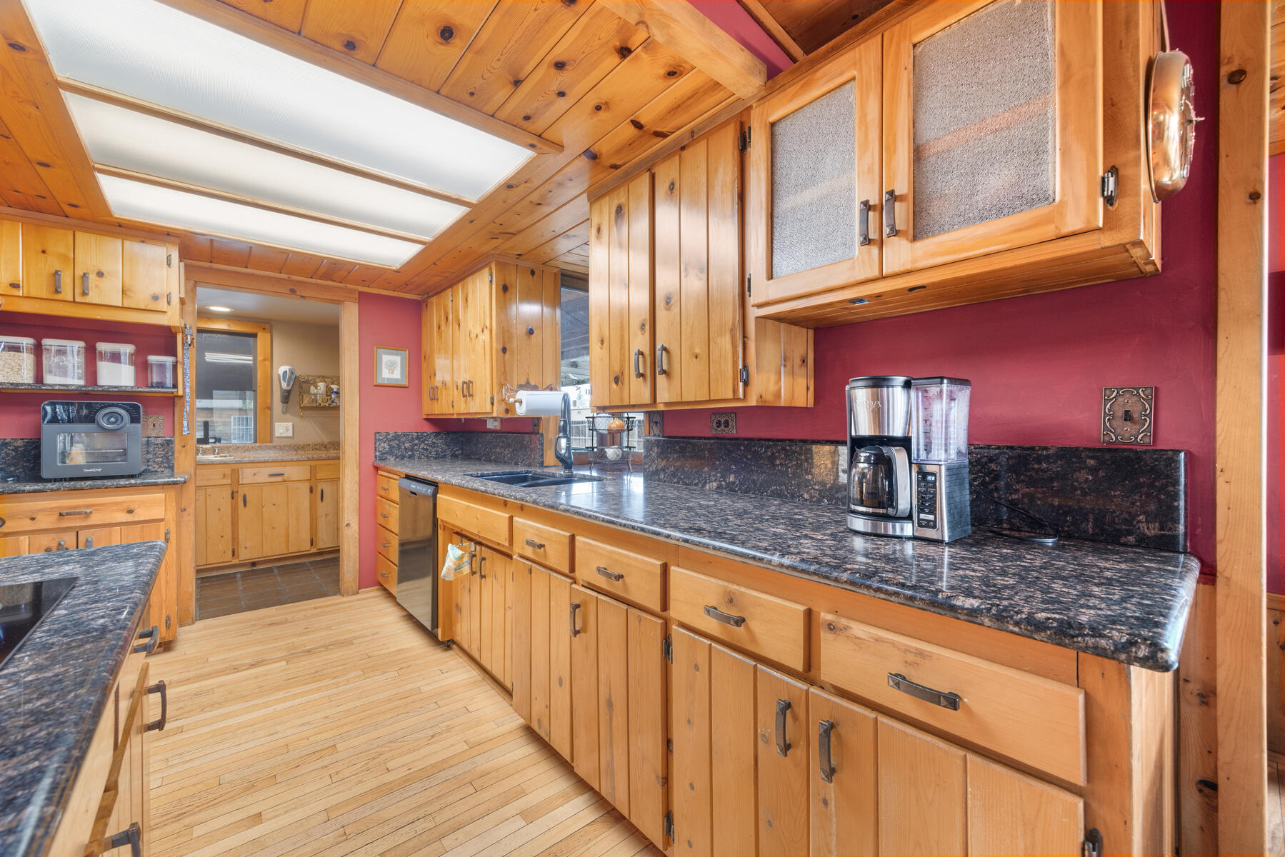 195 S Magnolia St, Woodlake, CA 93286