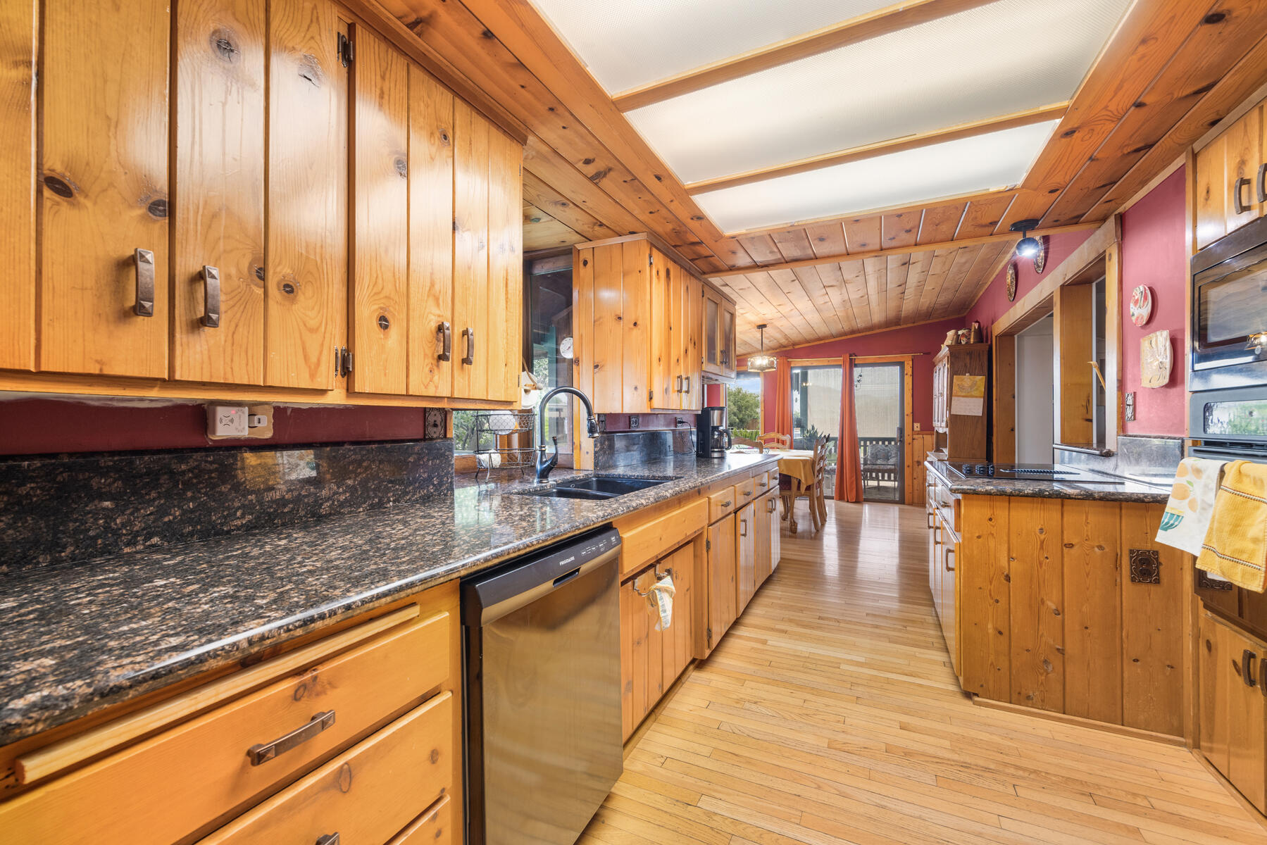 195 S Magnolia St, Woodlake, CA 93286