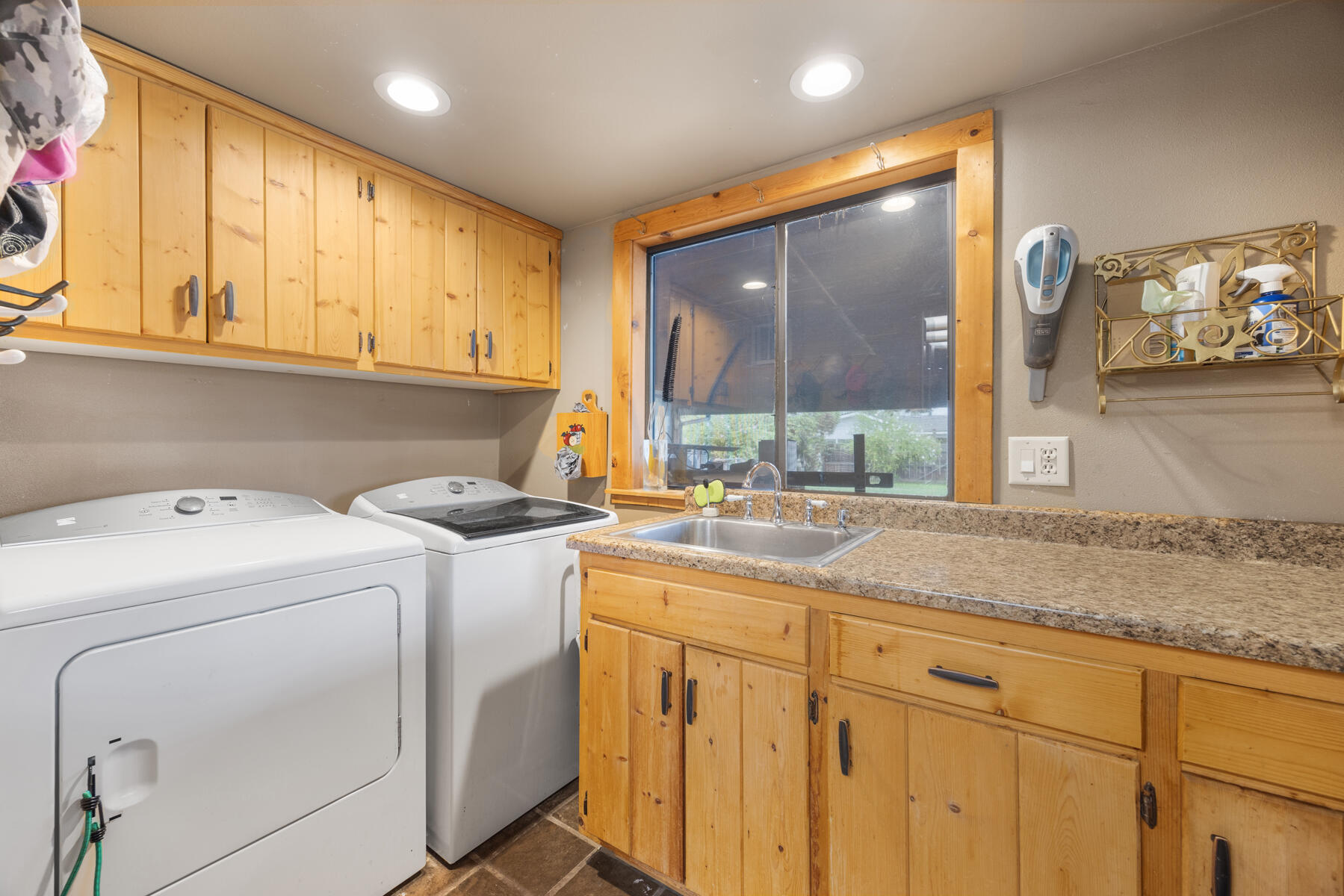 195 S Magnolia St, Woodlake, CA 93286