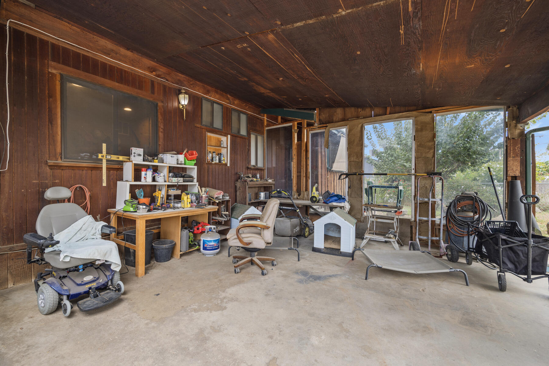 195 S Magnolia St, Woodlake, CA 93286